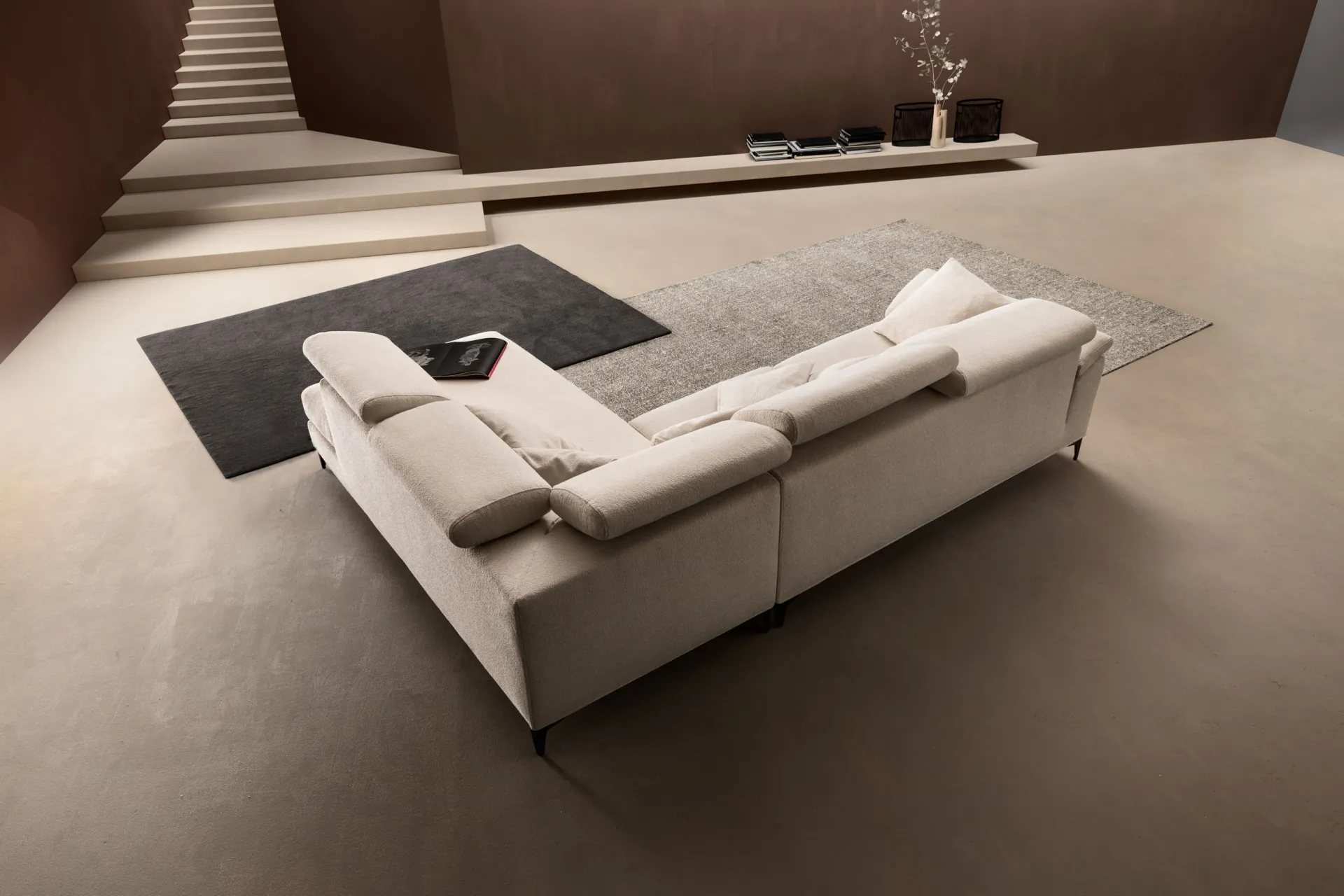 Divano Loft Samoa panna ad angolo visto dall'alto, su un tappeto grigio scuro