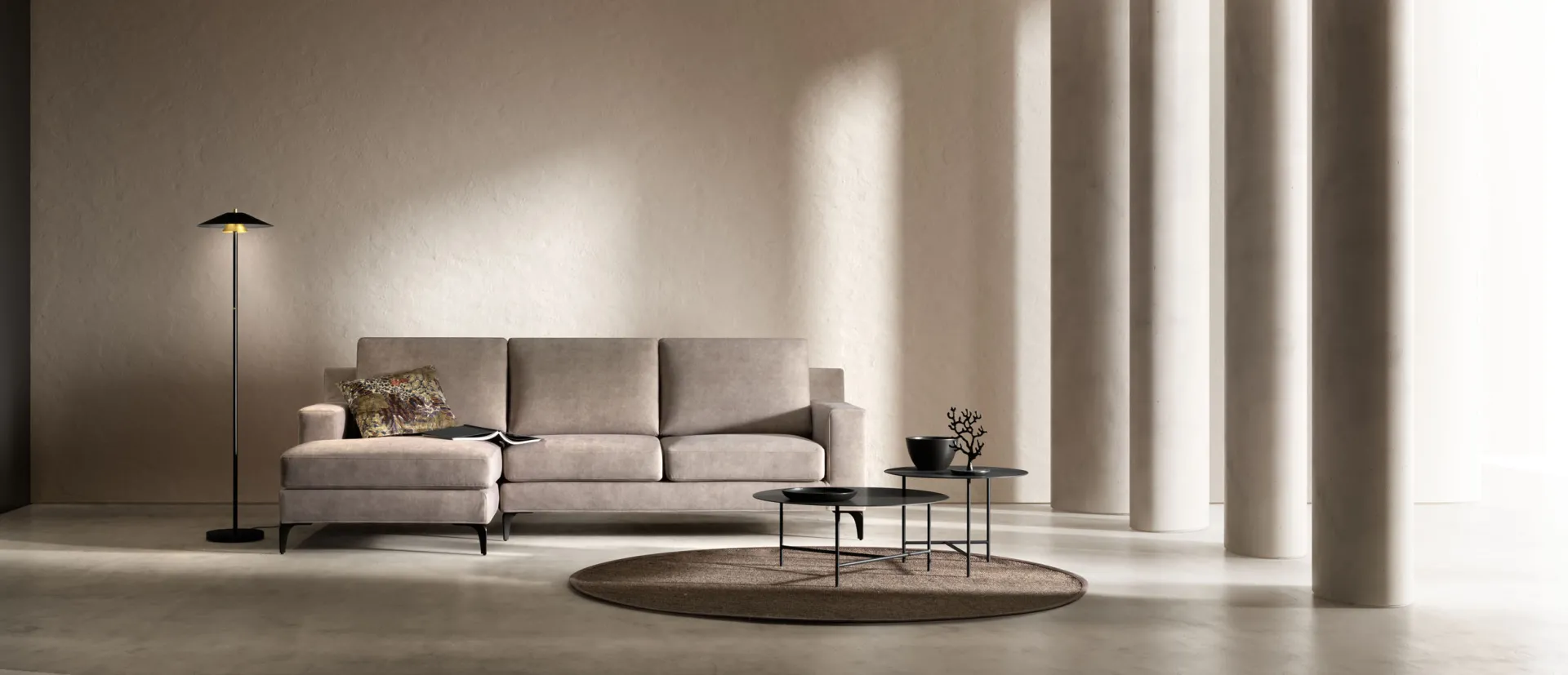 Divano Young Samoa tortora con chaise longue in un ambiente con colonne chiare