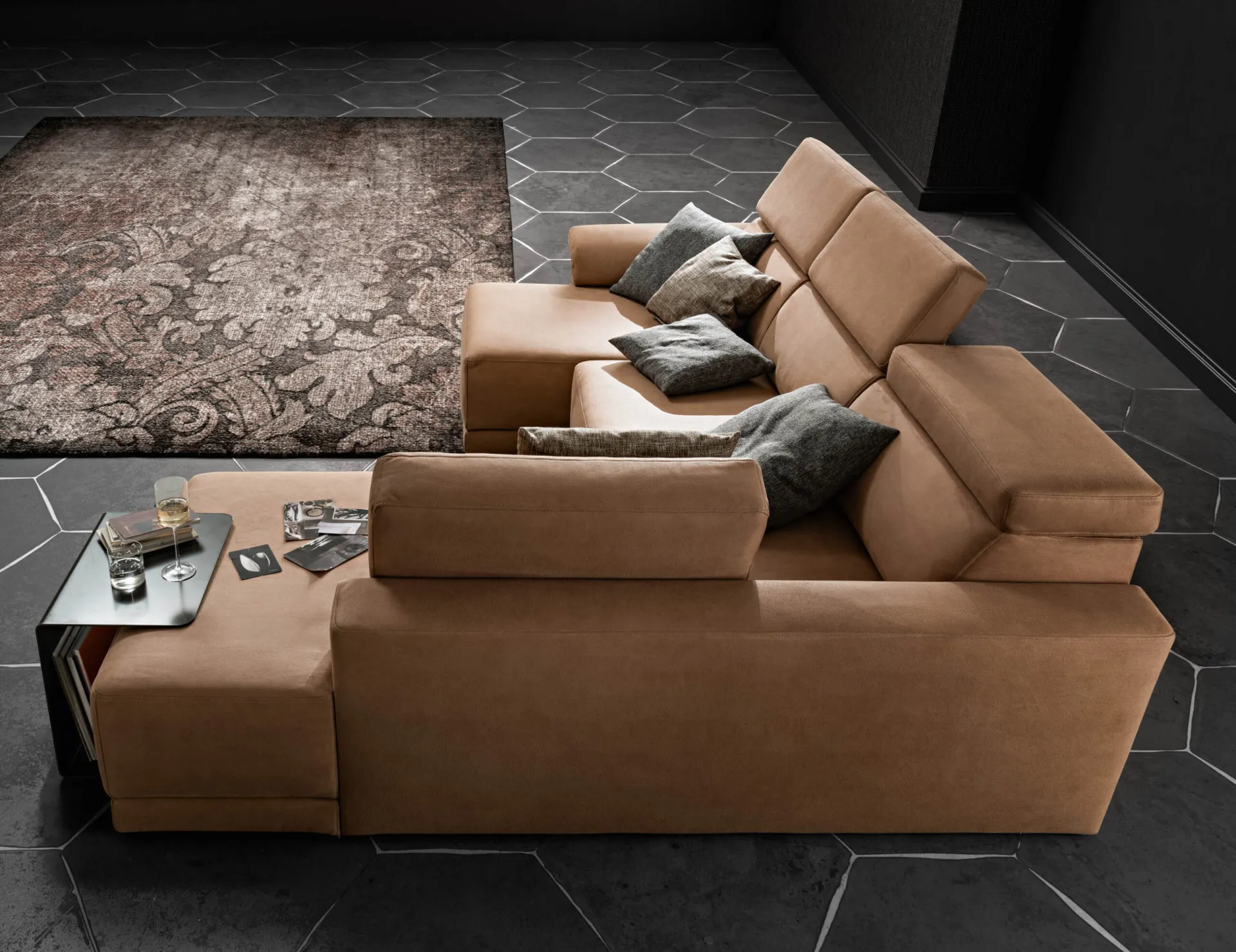 Divano Comfort Samoa color cuoio ad angolo visto dall'alto, con poggiatesta reclinati