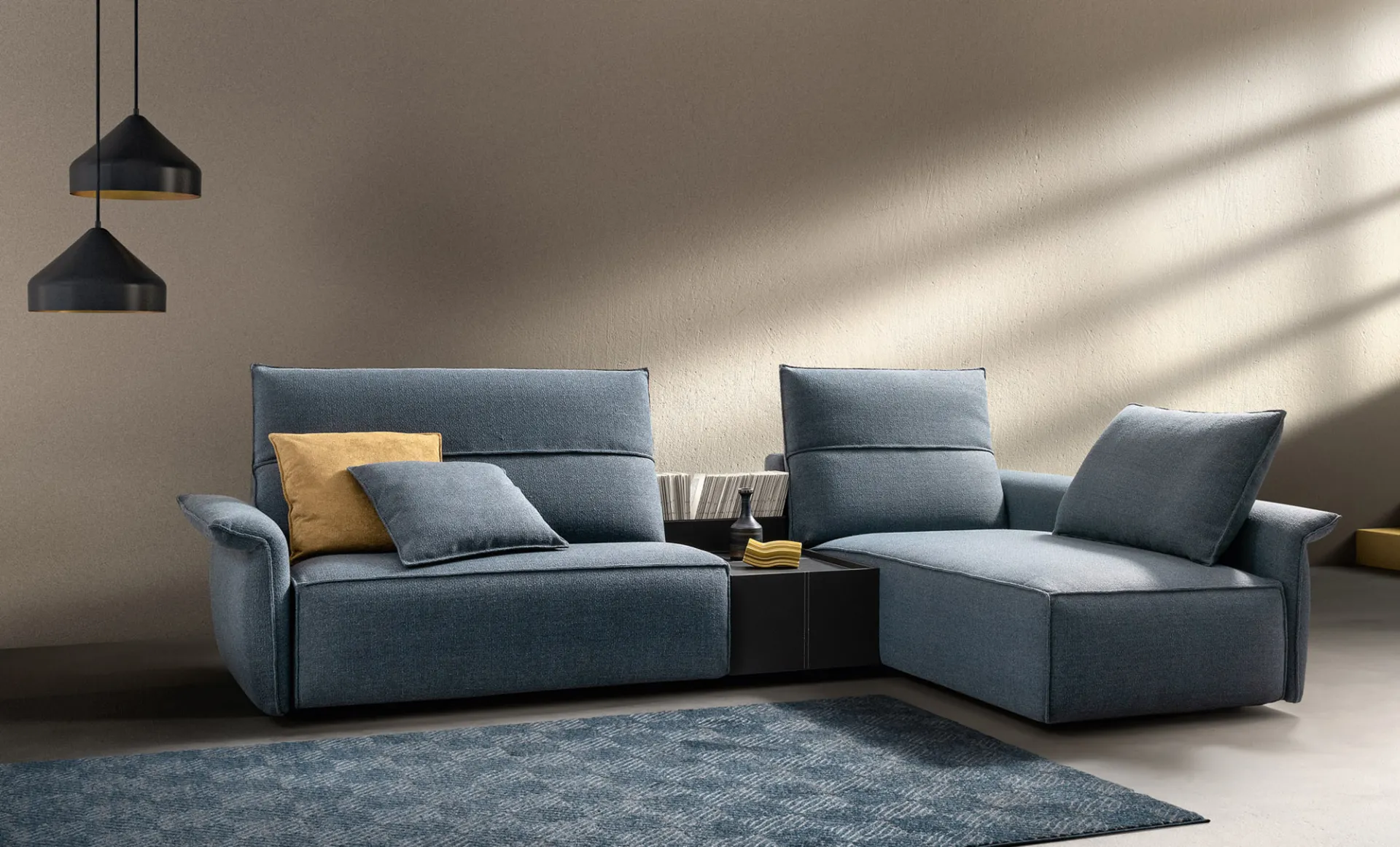 Divano relax Deep Vibe Samoa blu polvere con piano d'appoggio fra due elementi