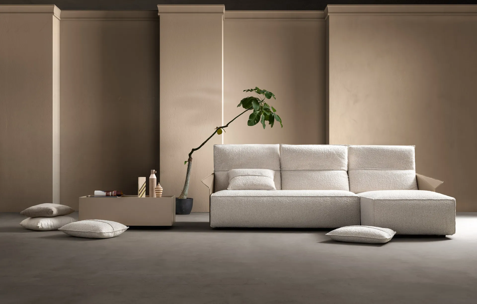 Divano Deep Vibe Samoa bianco con penisola davanti a una parete a lesene