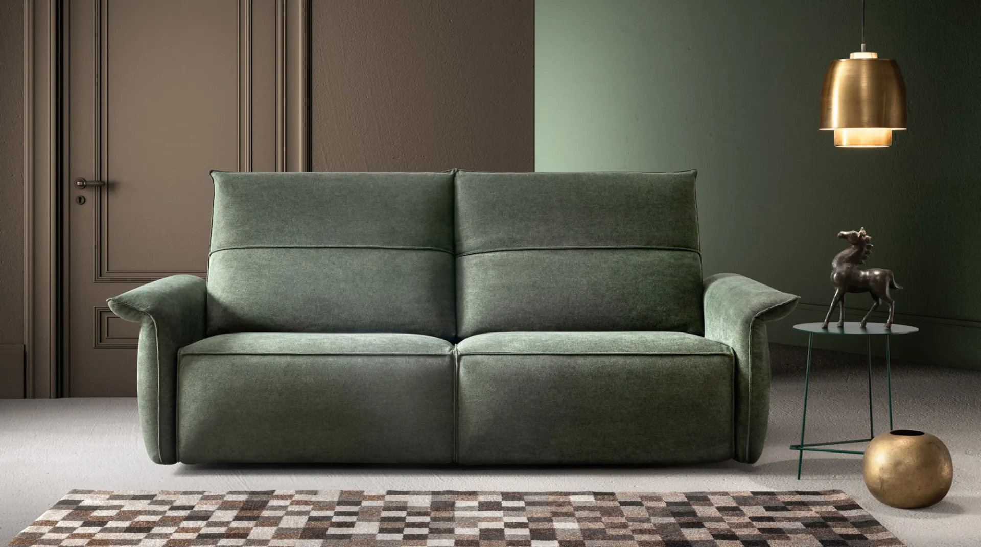 Divano Deep Vibe Samoa verde a due posti davanti a una parete verde scuro