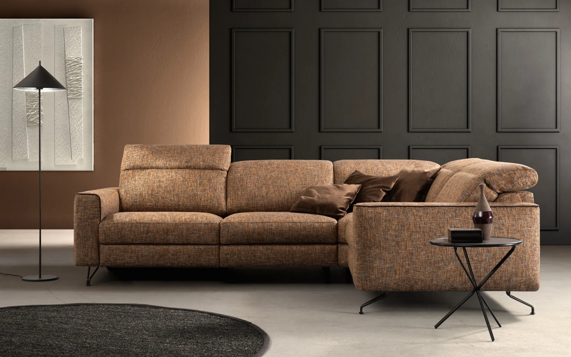 Divano relax Space Express Samoa in melange ruggine ad angolo, accanto a un tavolino nero