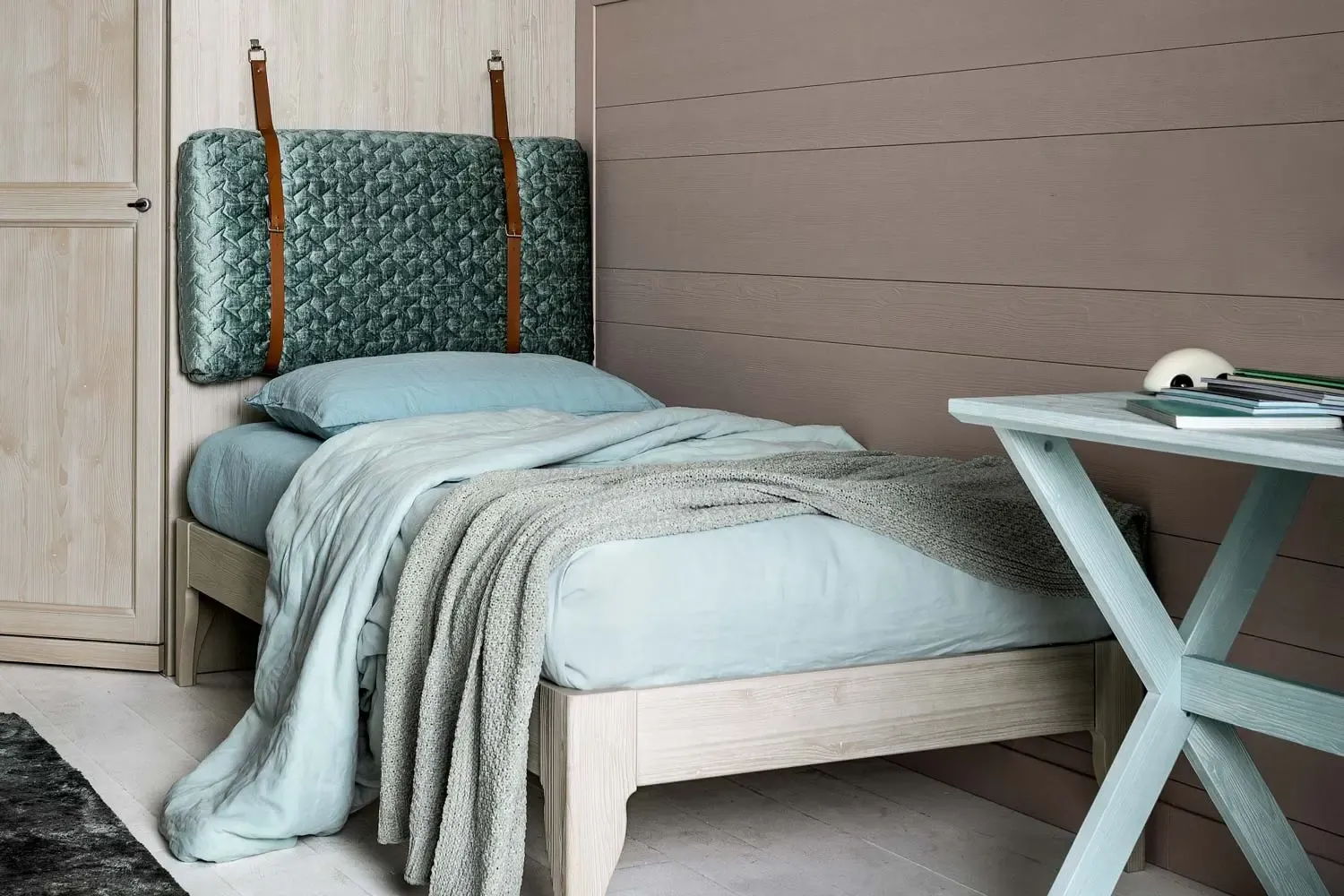 Letto con testiera a cuscino trapuntato e cinghie di cuoio, cameretta Everyday Slim Callesella
