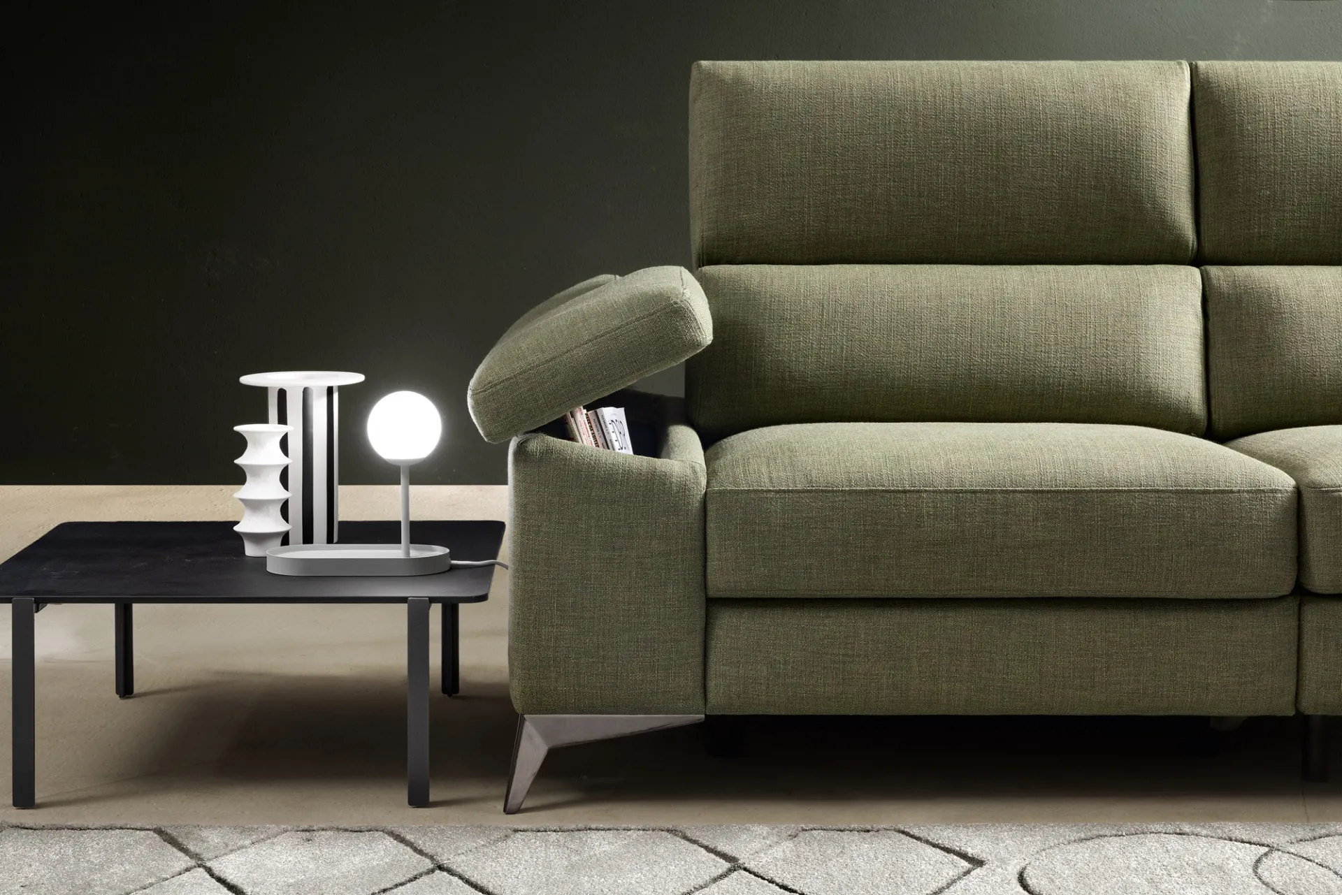 Divano Space Look Samoa verde oliva con poggiatesta alzato e tavolino nero