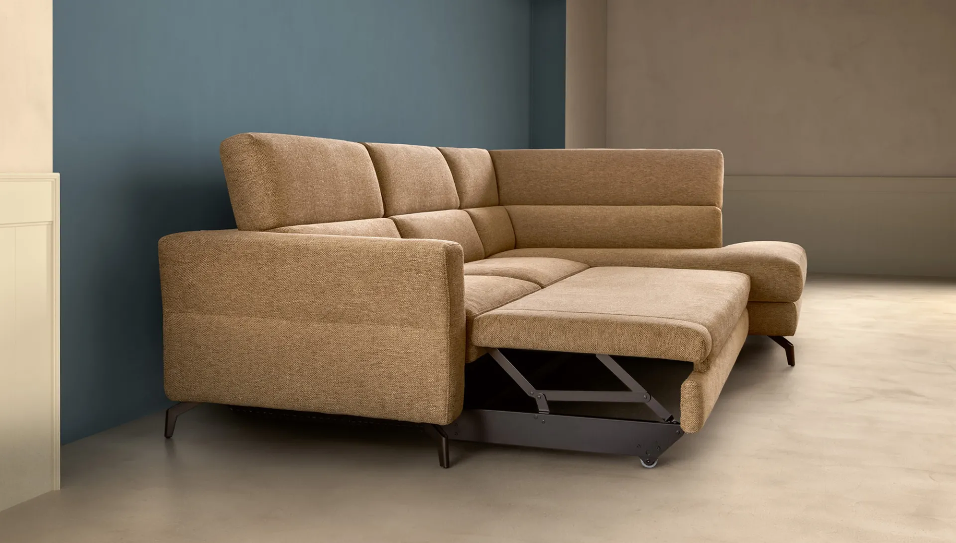 Divano Space Spark Samoa cammello in versione letto con la rete estratta da sotto la seduta