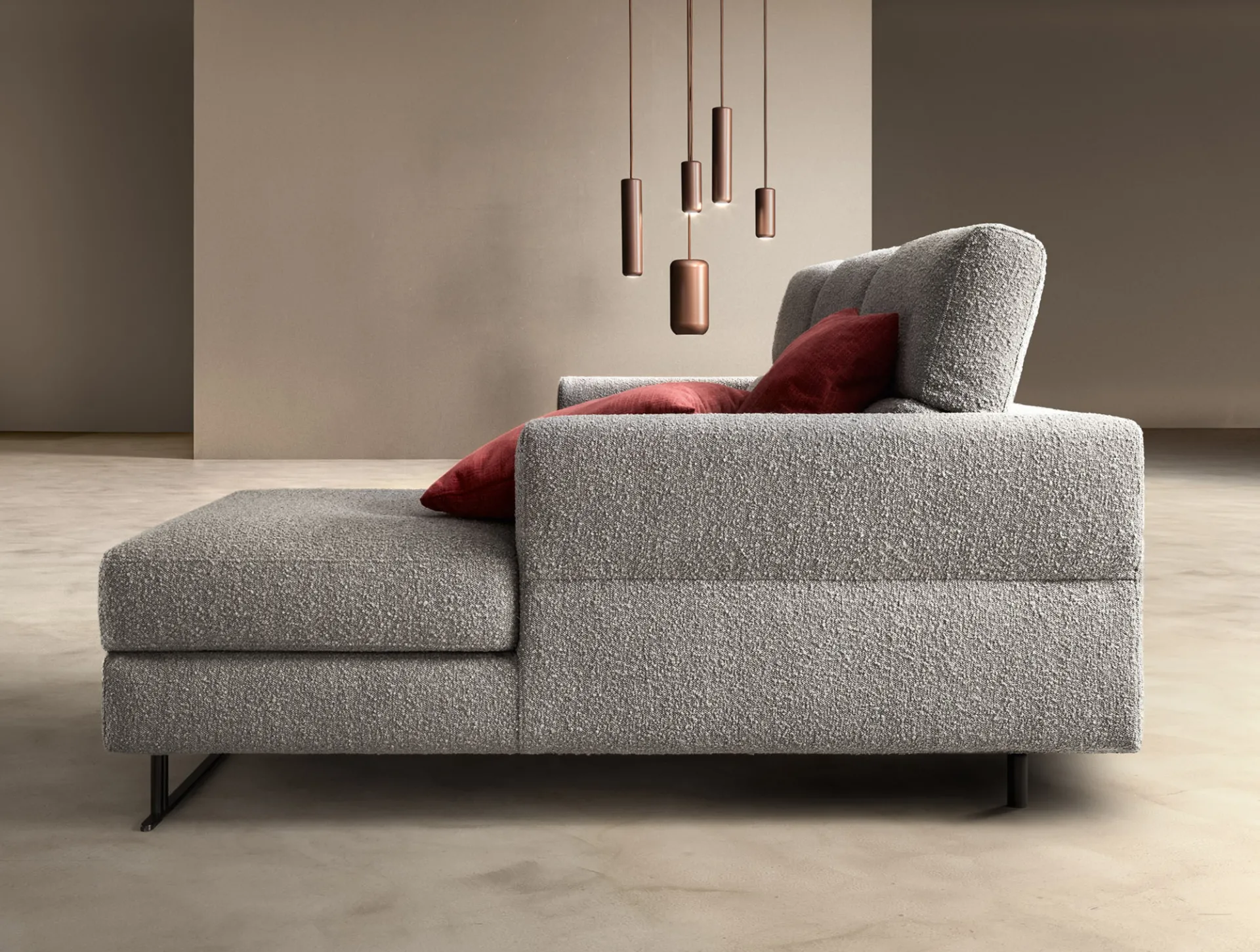 Chaise longue del divano Space Spark Samoa grigio con cuscino rosso, vista dal fianco