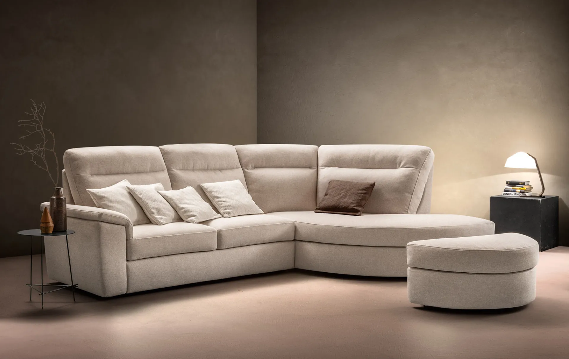 Divano relax Swing Tender Samoa panna ad angolo con terminale curvo e pouf tondo