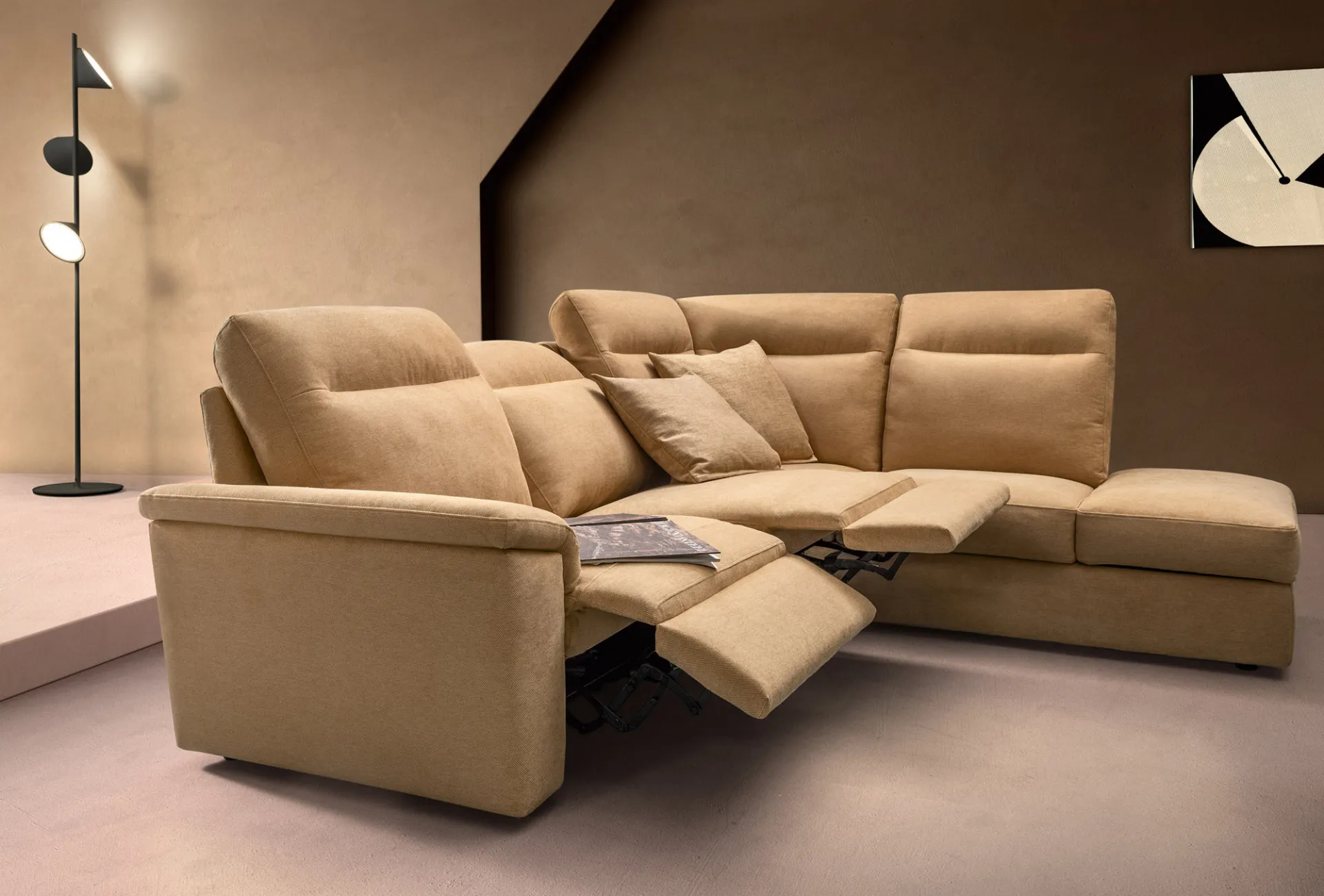 Divano Swing Tender Samoa cammello con due sedute relax aperte e i poggiapiedi alzati