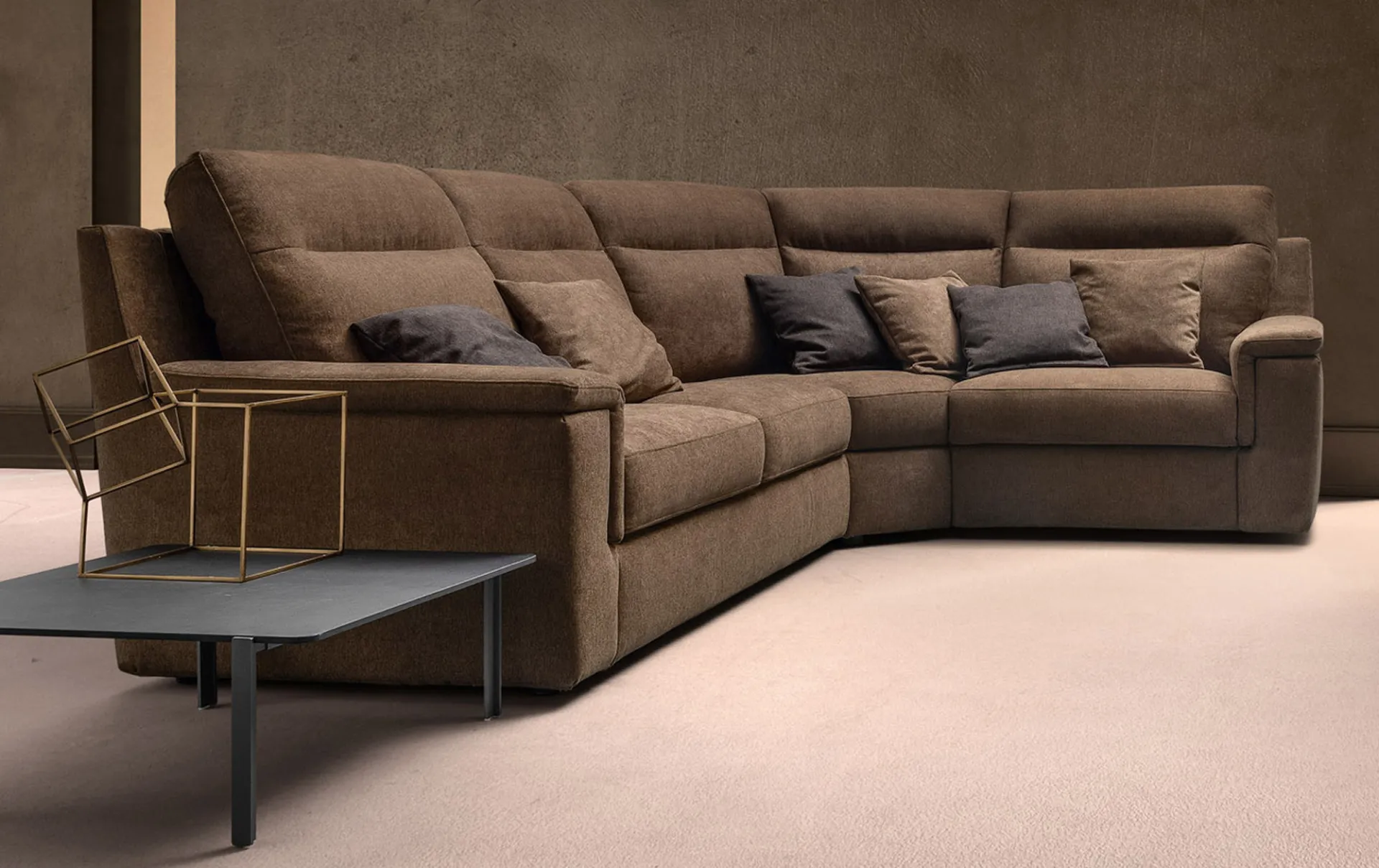 Divano relax Swing Bent Samoa color tabacco in composizione angolare con angolo arrotondato