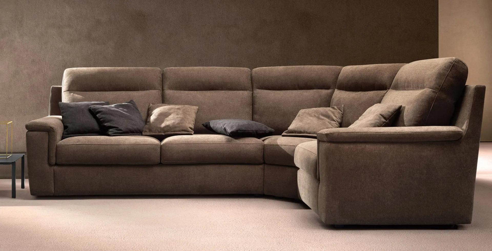 Divano Swing Bent Samoa marrone ad angolo con cuscini grigi, vista frontale
