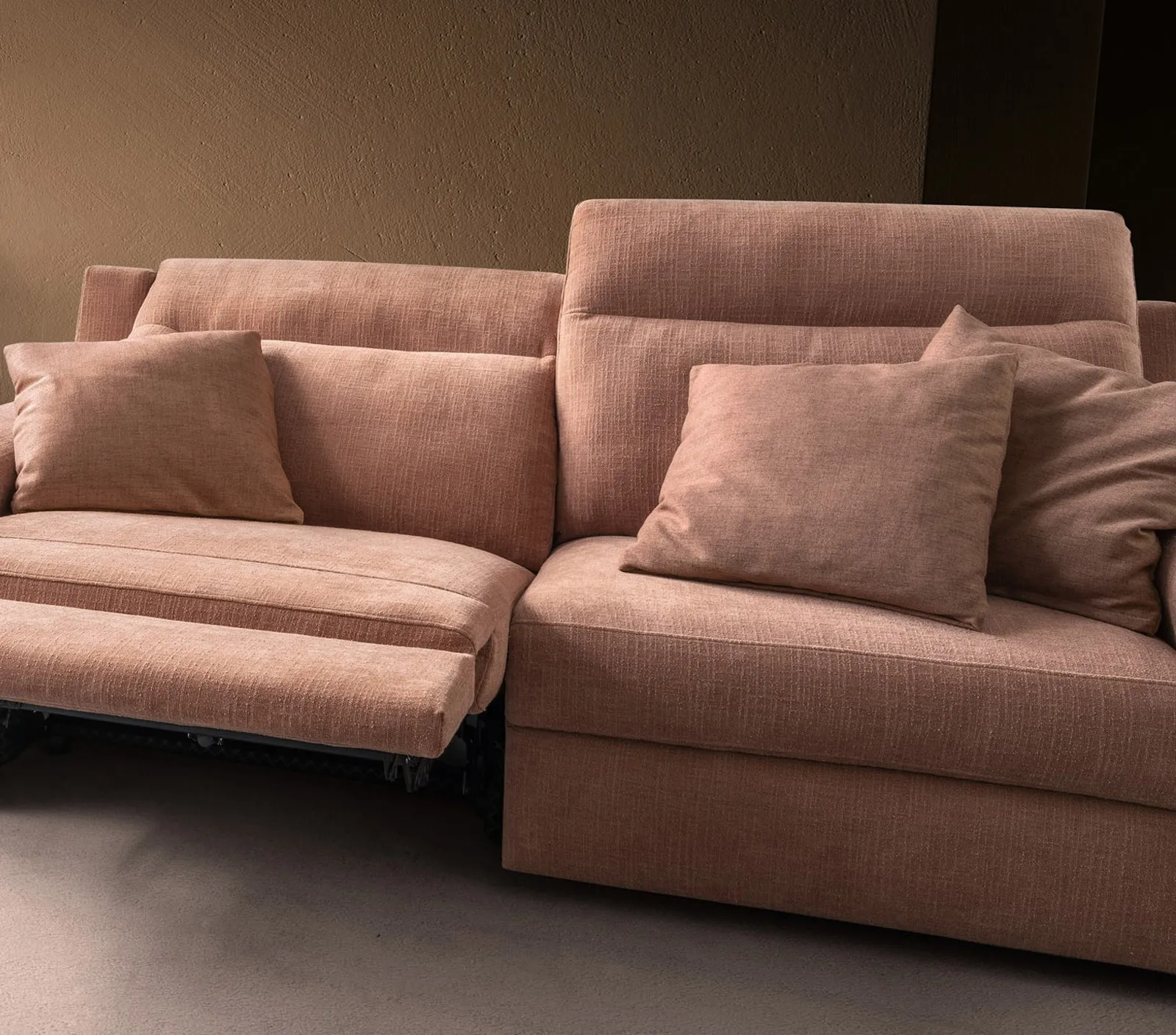 Divano Swing Bent Samoa rosa antico con la seduta relax aperta e il poggiapiedi alzato
