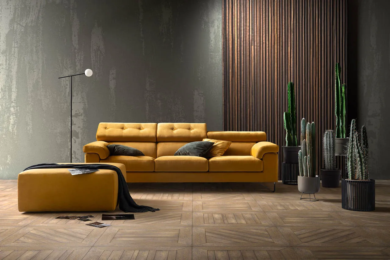Divano Step Samoa giallo senape con schienale trapuntato e pouf abbinato