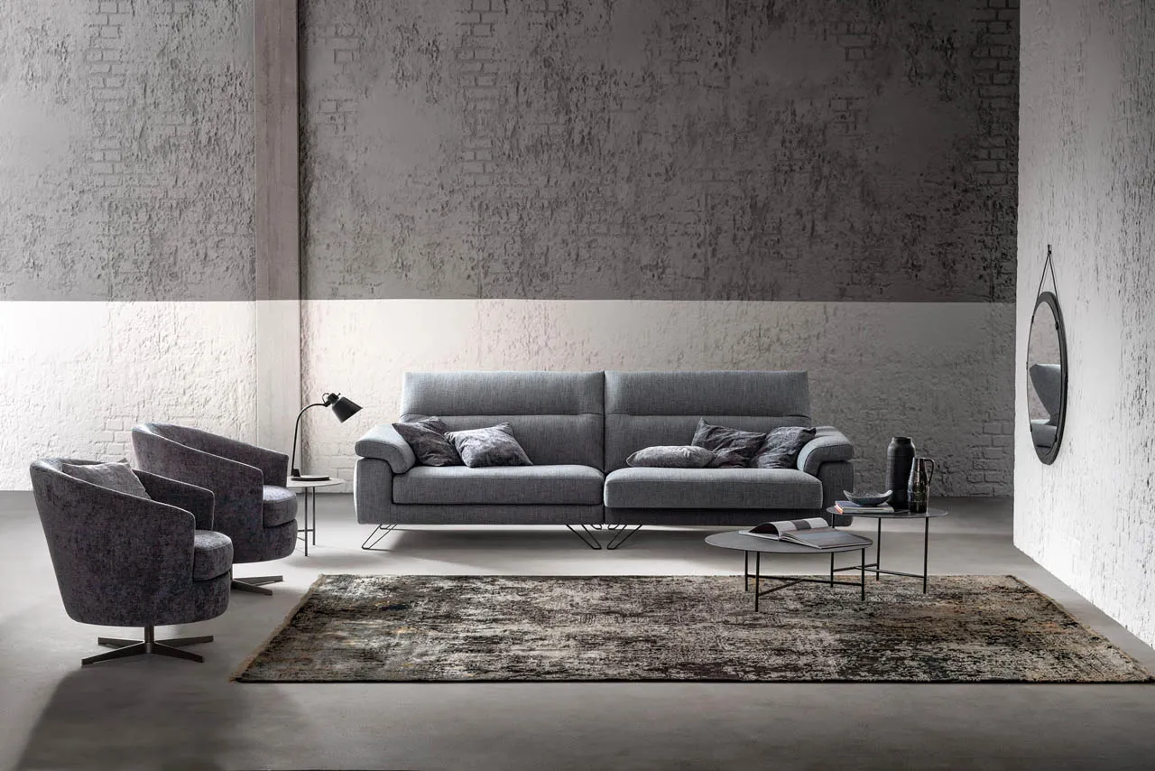 Divano Way Samoa grigio a tre posti fra due poltroncine, su tappeto