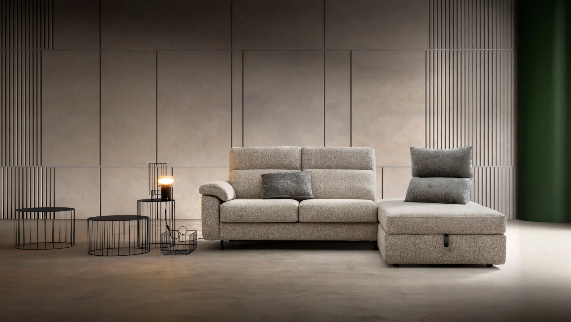 Divano letto Camber Samoa grigio chiaro con chaise longue imbottita