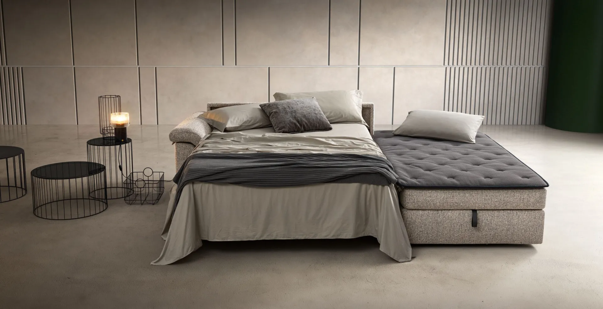 Divano letto Camber Samoa aperto con il letto rifatto accanto alla chaise longue