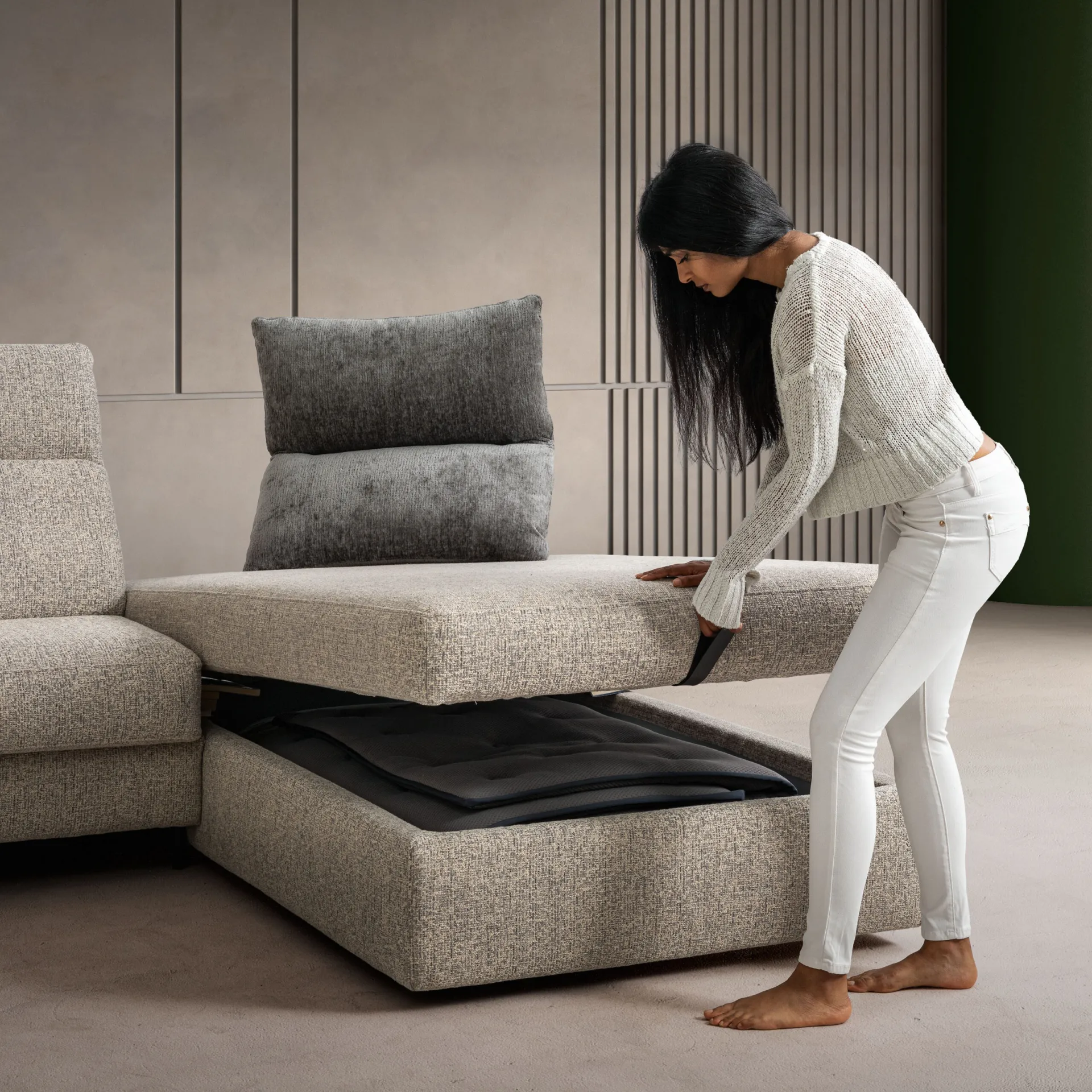 Chaise longue del divano letto Camber Samoa sollevata sul vano contenitore