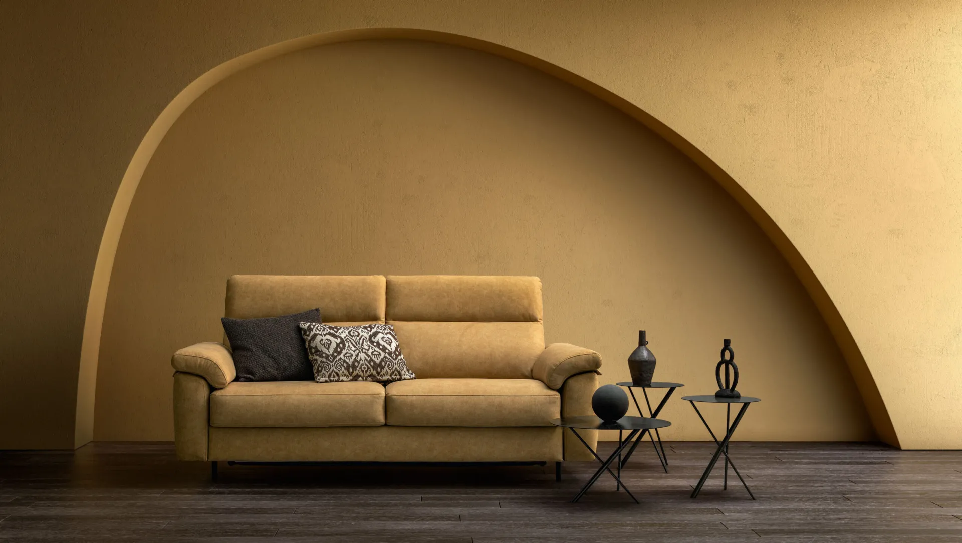 Divano letto Camber Samoa ocra a due posti sotto un arco giallo