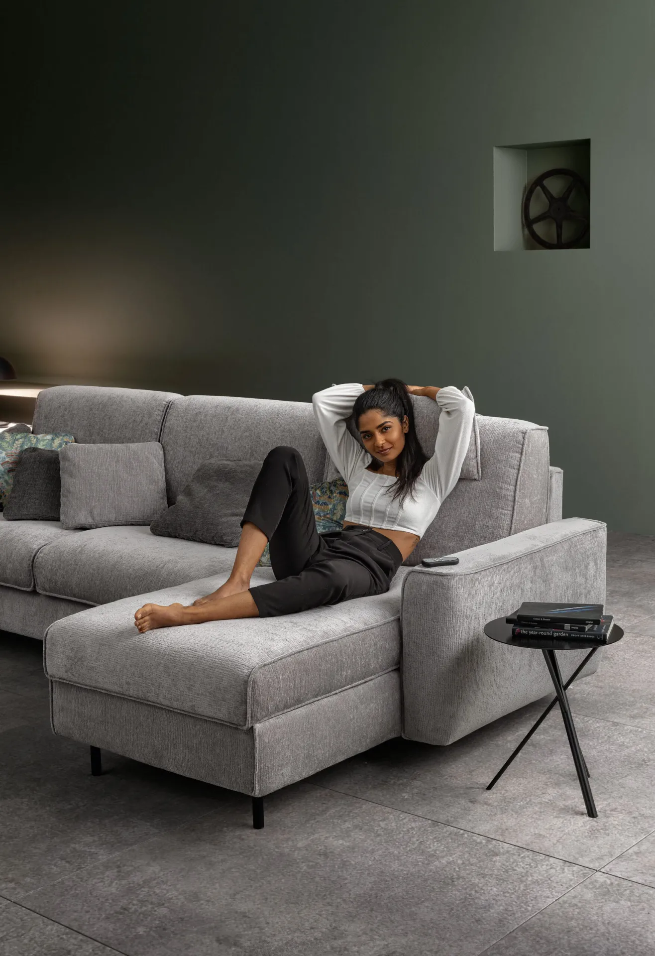 Penisola del divano letto Titan Samoa grigio con bracciolo largo e piedini neri
