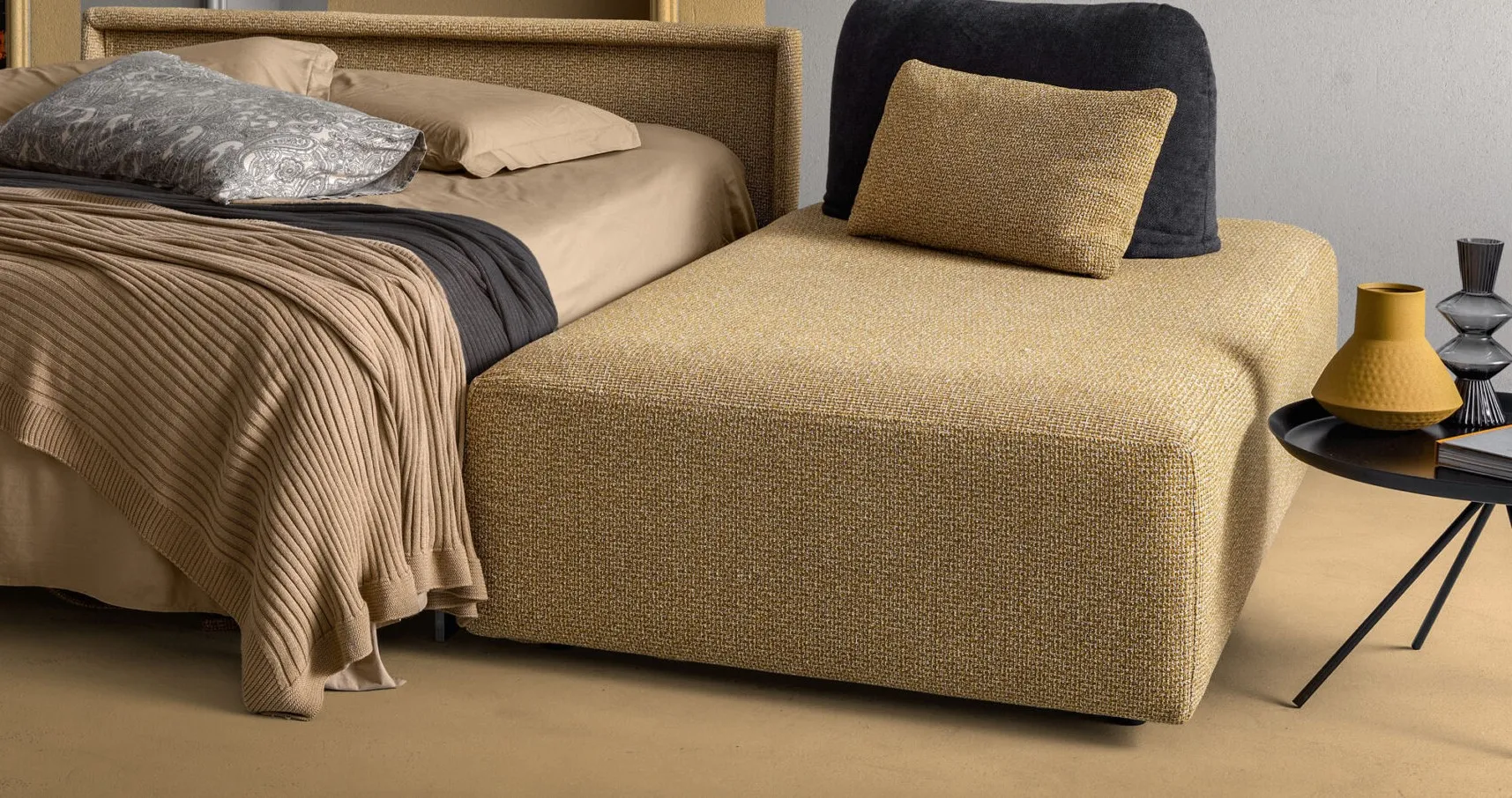 Divano letto Sax Samoa aperto accanto alla chaise longue senape con cuscino scuro