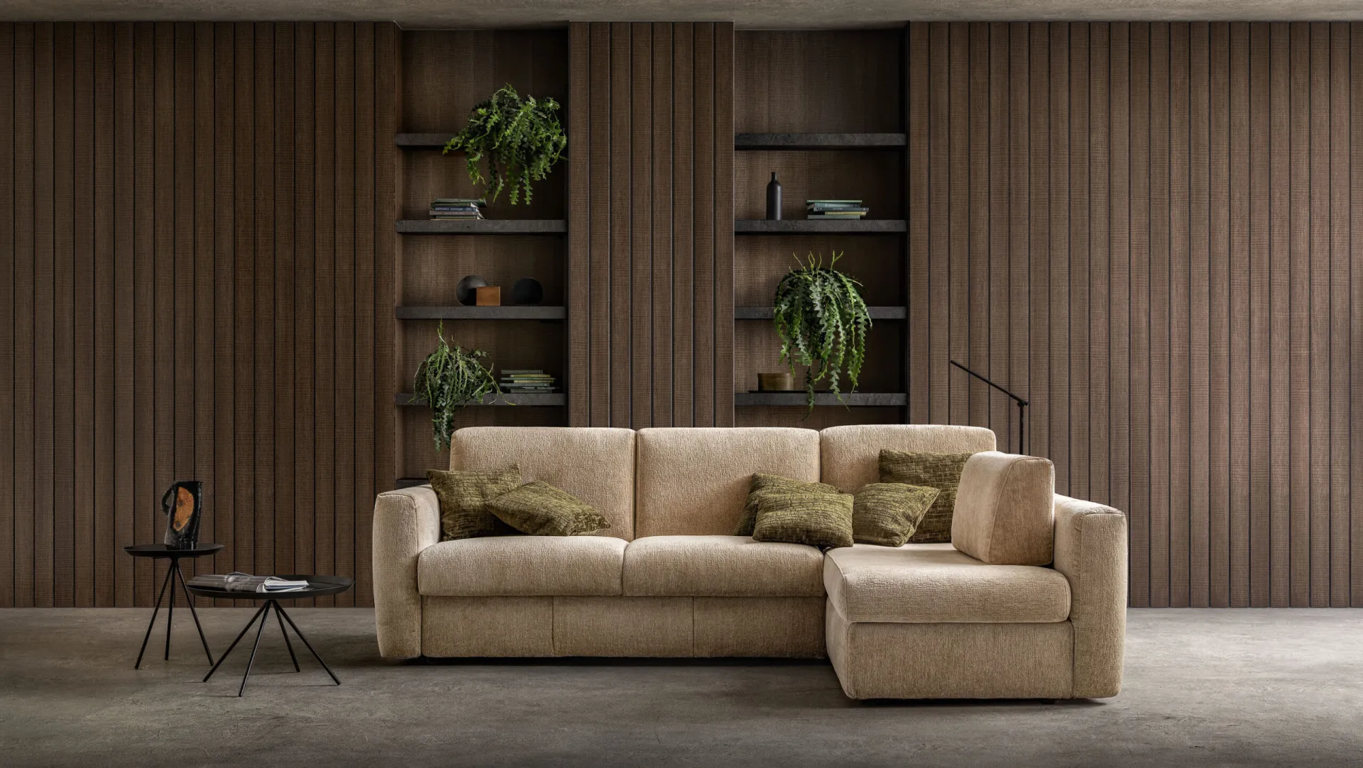 Divano letto Hill Samoa color sabbia con penisola davanti a una boiserie