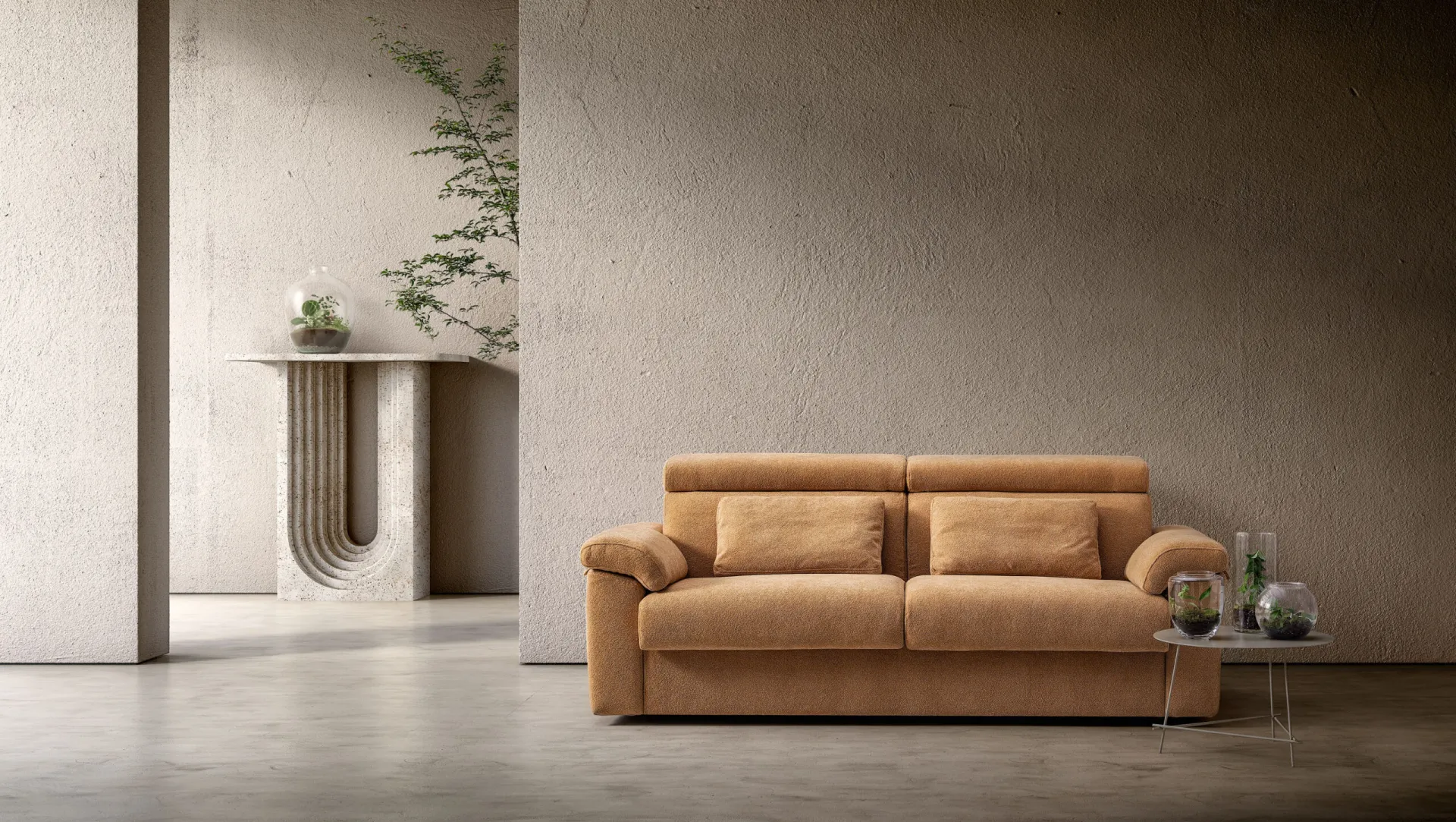 Divano letto Place Samoa color cuoio a tre posti in un ambiente grigio