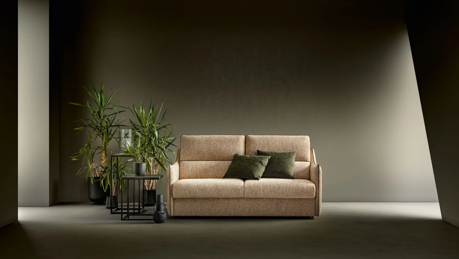 Divano letto Logan Samoa beige a due posti con cuscini verdi