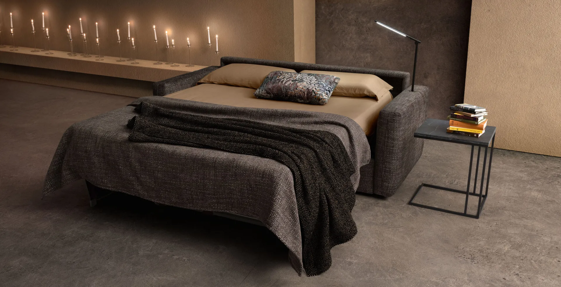 Divano letto Shape Samoa aperto in letto matrimoniale con coperta marrone