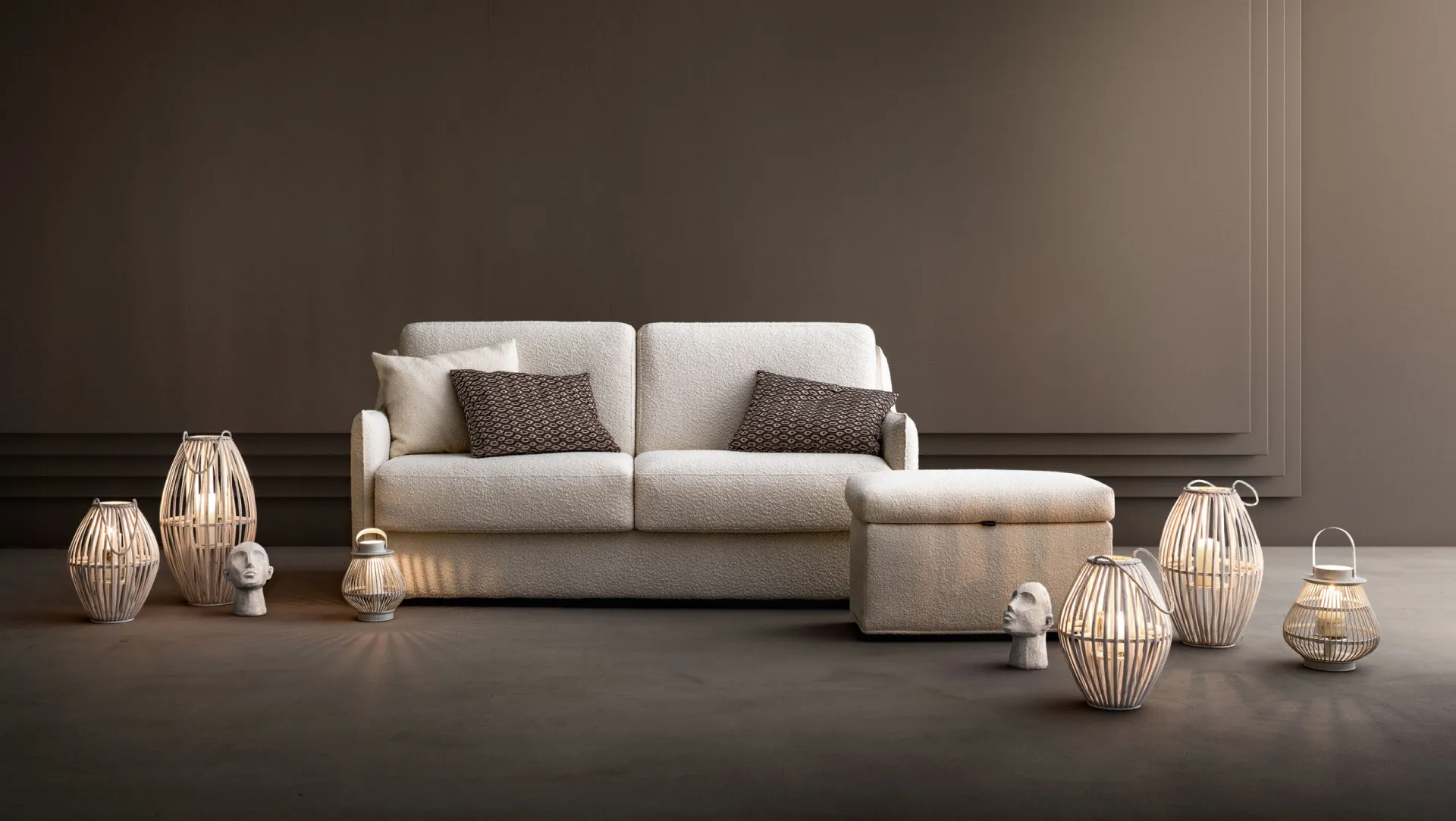 Divano letto Domus Samoa in bouclé bianco con pouf abbinato e lanterne