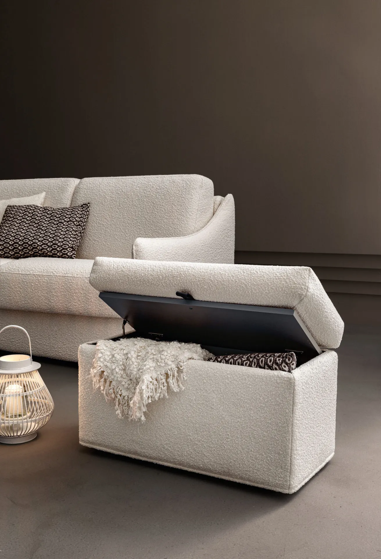 Pouf contenitore del divano letto Domus Samoa con il coperchio aperto
