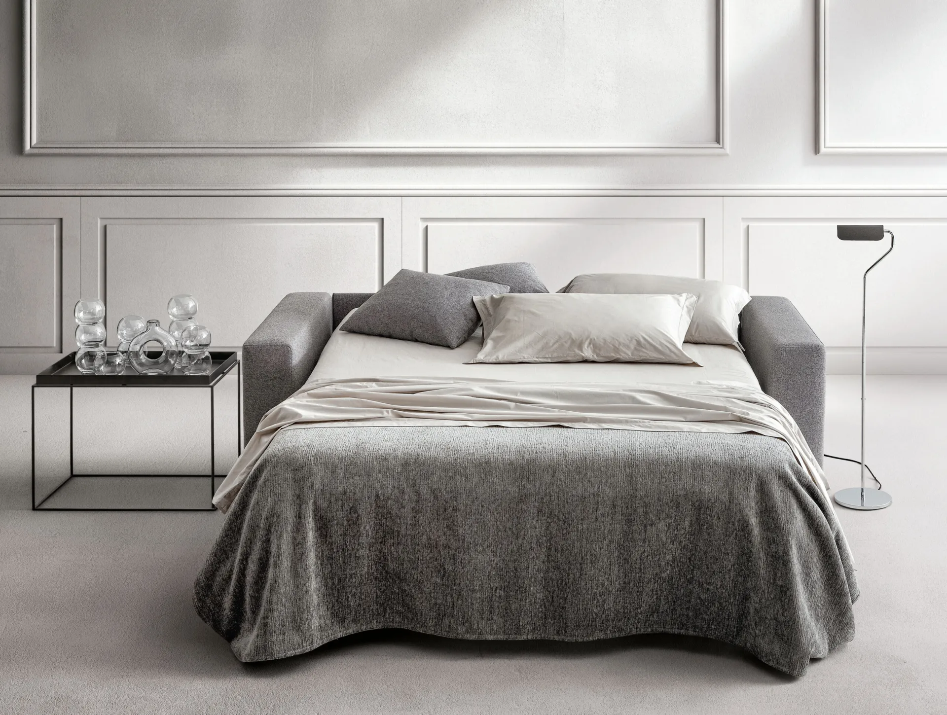 Divano letto Axel Samoa aperto in letto matrimoniale con coperta grigia