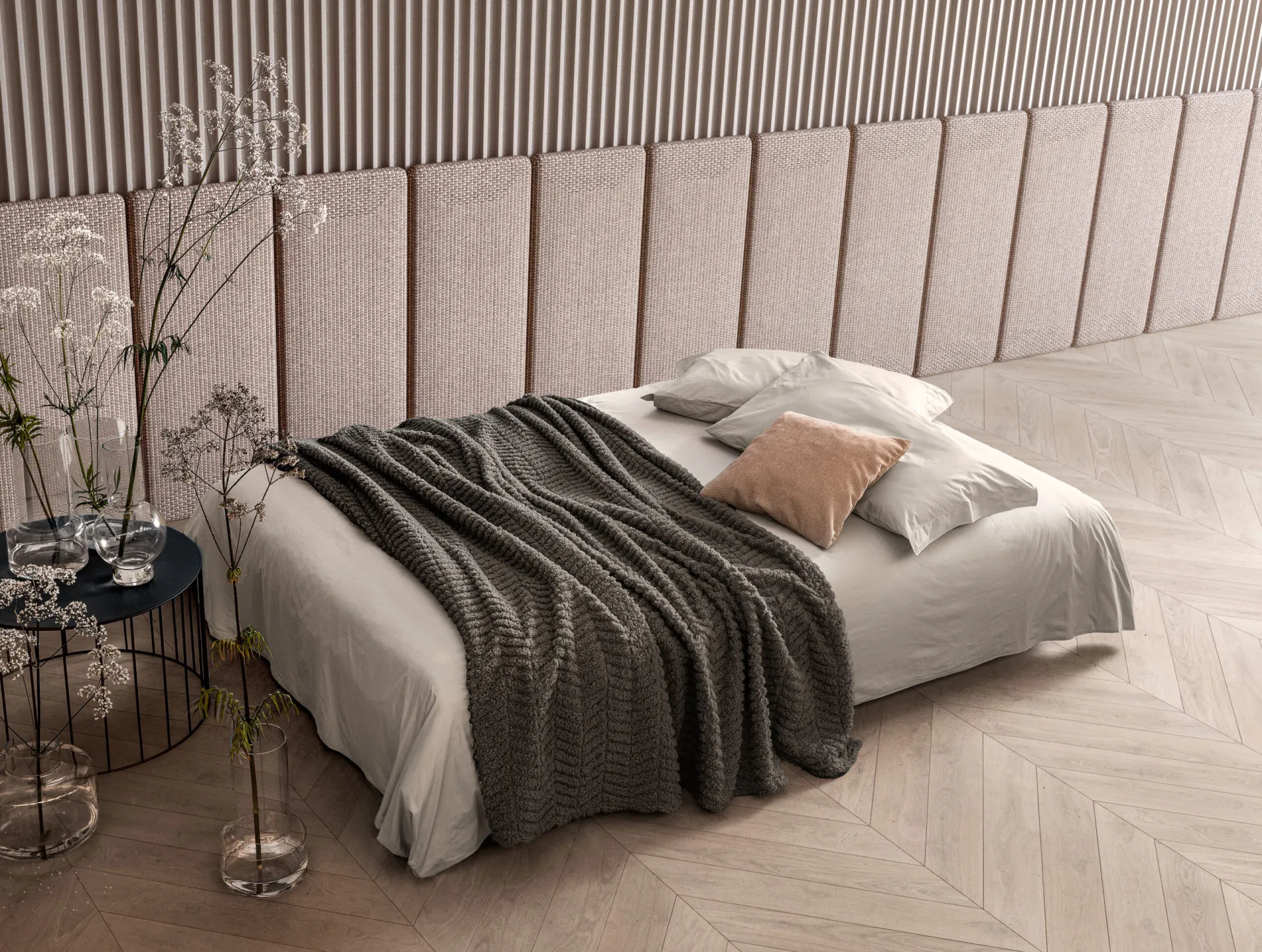 Divano Dance Samoa trasformato in letto con coperta grigia e cuscini