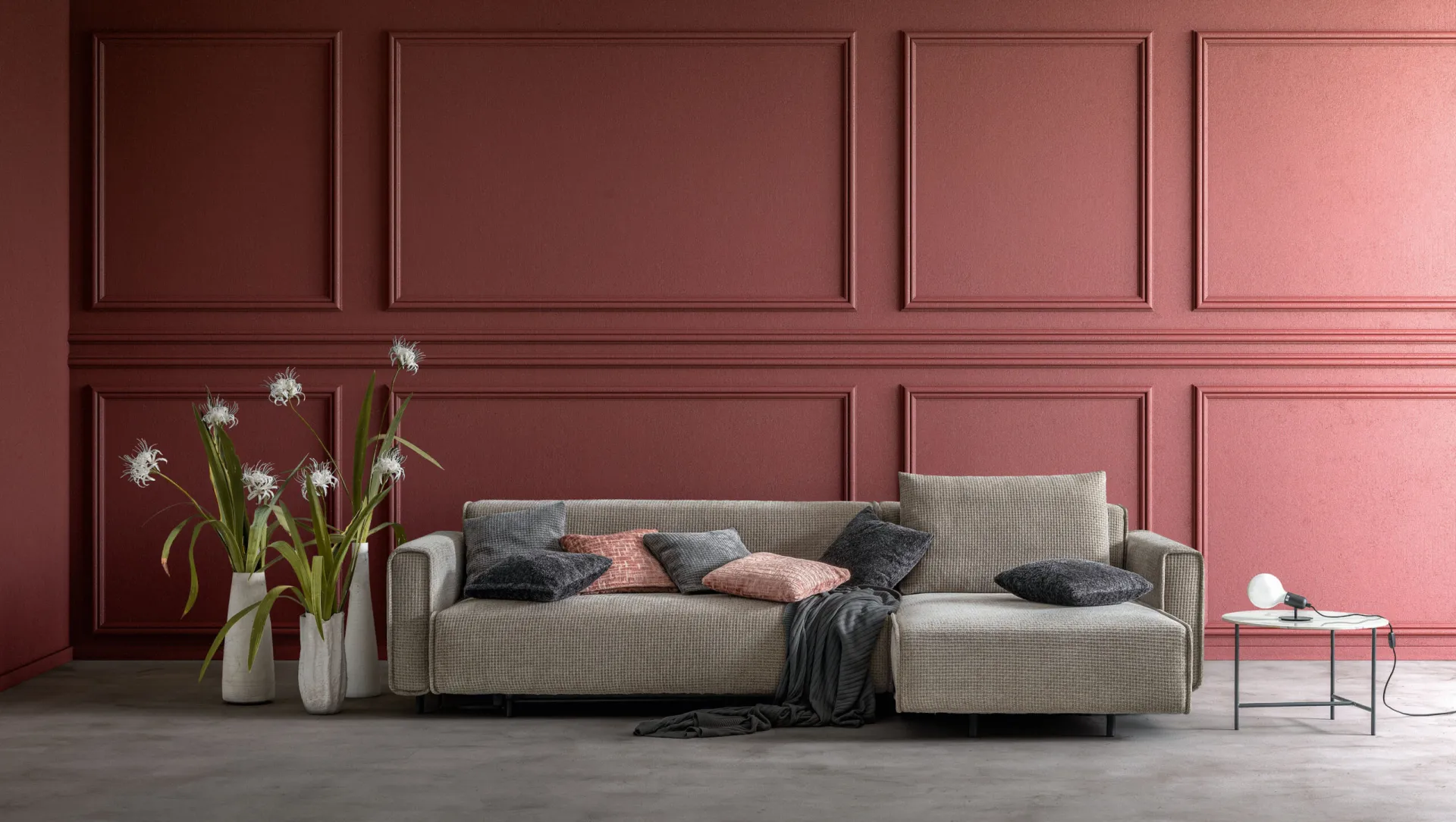 Divano Dance Samoa grigio con chaise longue davanti a una parete rosa