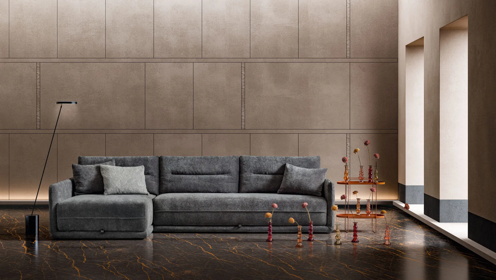 Divano Clock Samoa grigio antracite con chaise longue su pavimento in marmo scuro