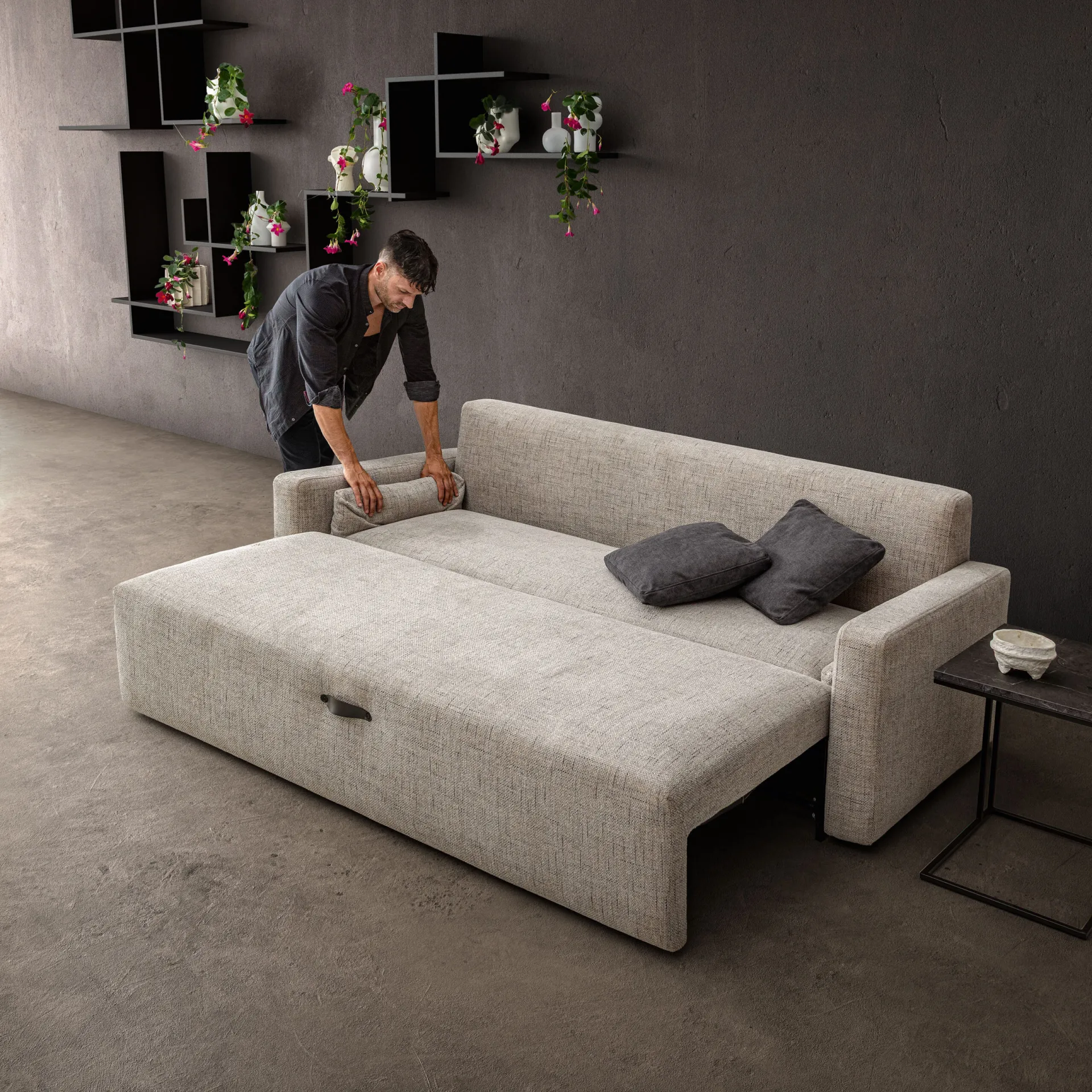 Divano Swift Samoa grigio con la seduta estratta per formare il letto