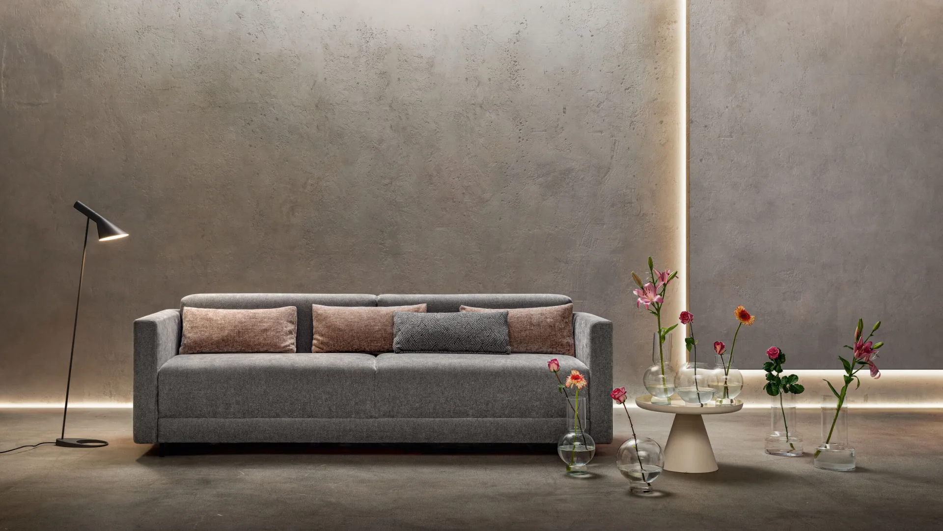 Divano letto trasformabile Race Samoa grigio a tre posti con cuscini rosa