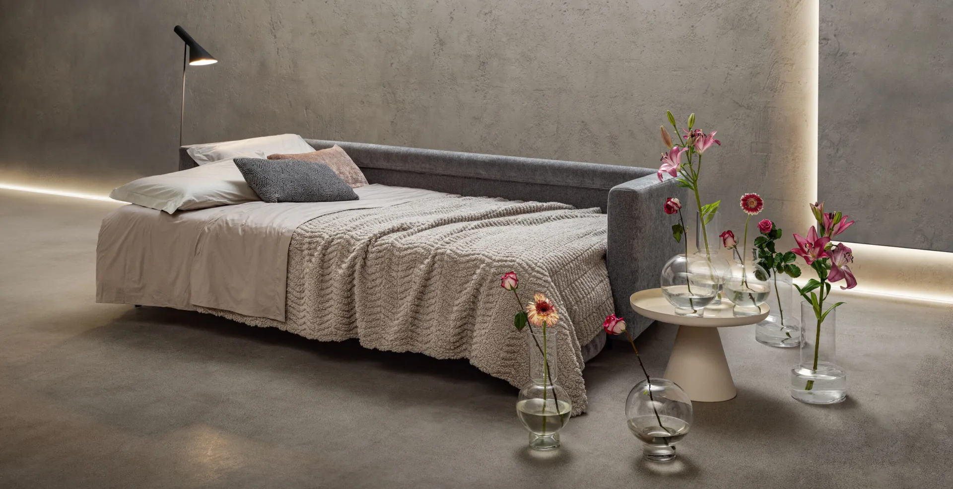 Divano Race Samoa aperto con dormita trasversale e coperta rosa