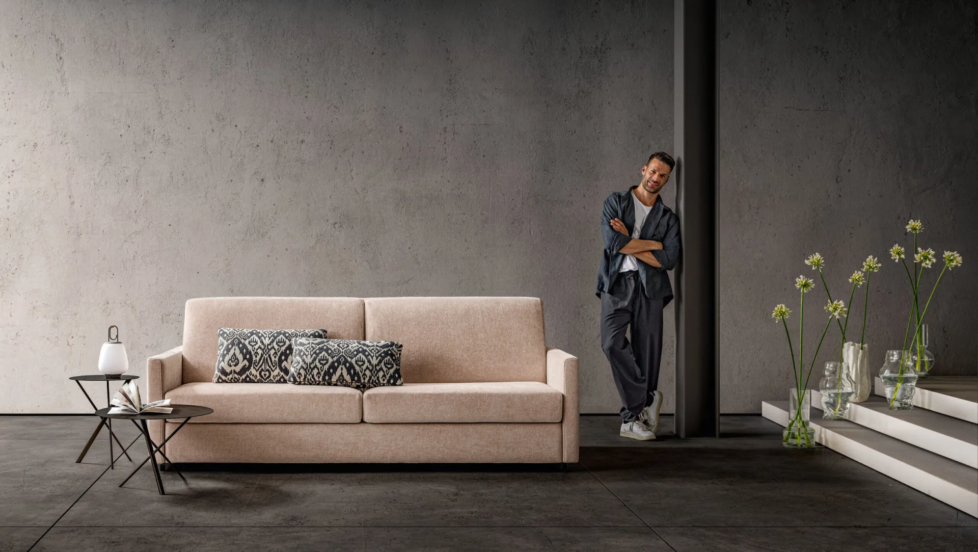 Divano letto trasformabile Below Samoa color cipria a tre posti con cuscini fantasia