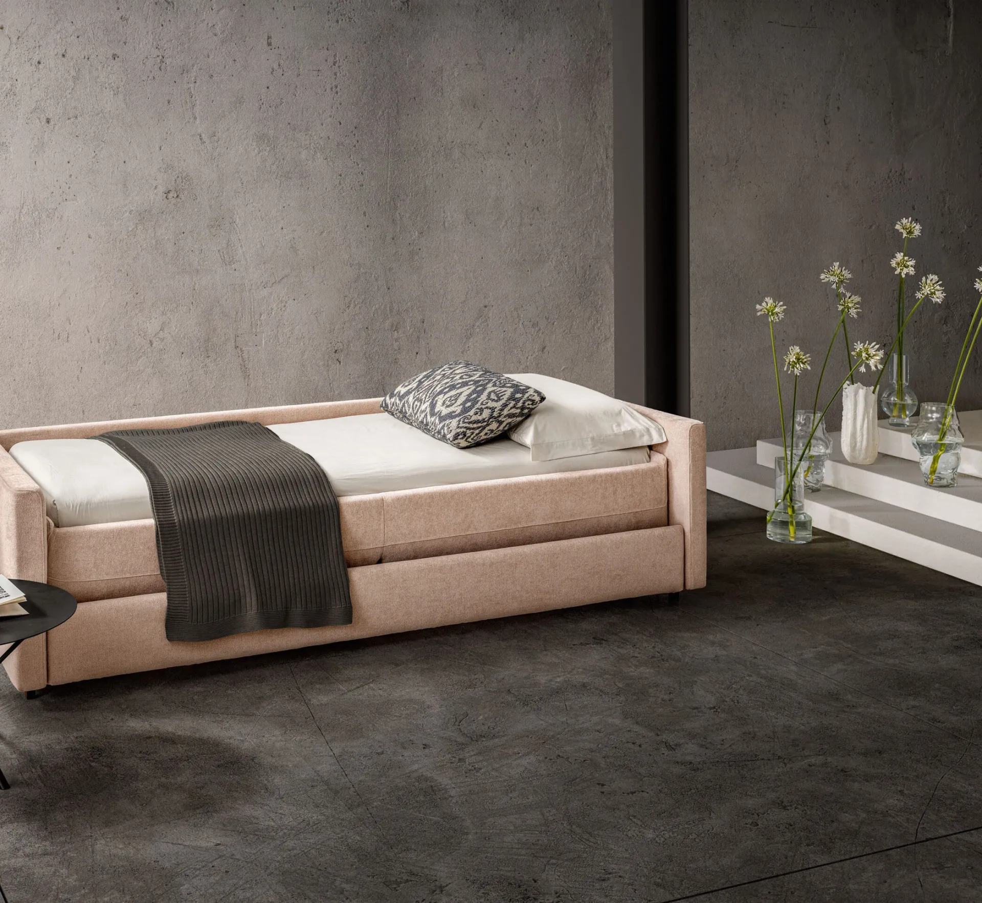 Divano Below Samoa aperto in letto con coperta grigia