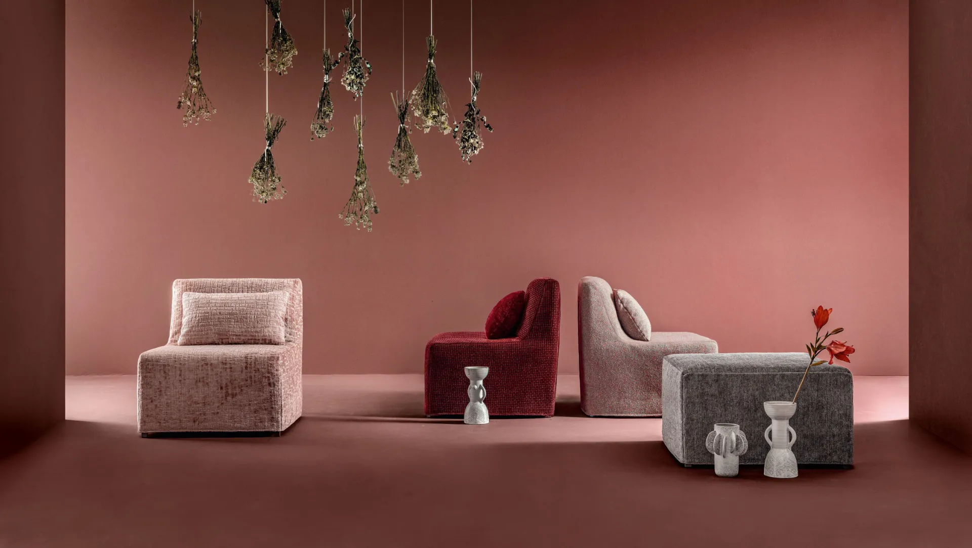 Moduli trasformabili Nice Samoa rosa, rosso e grigio in una stanza rosa