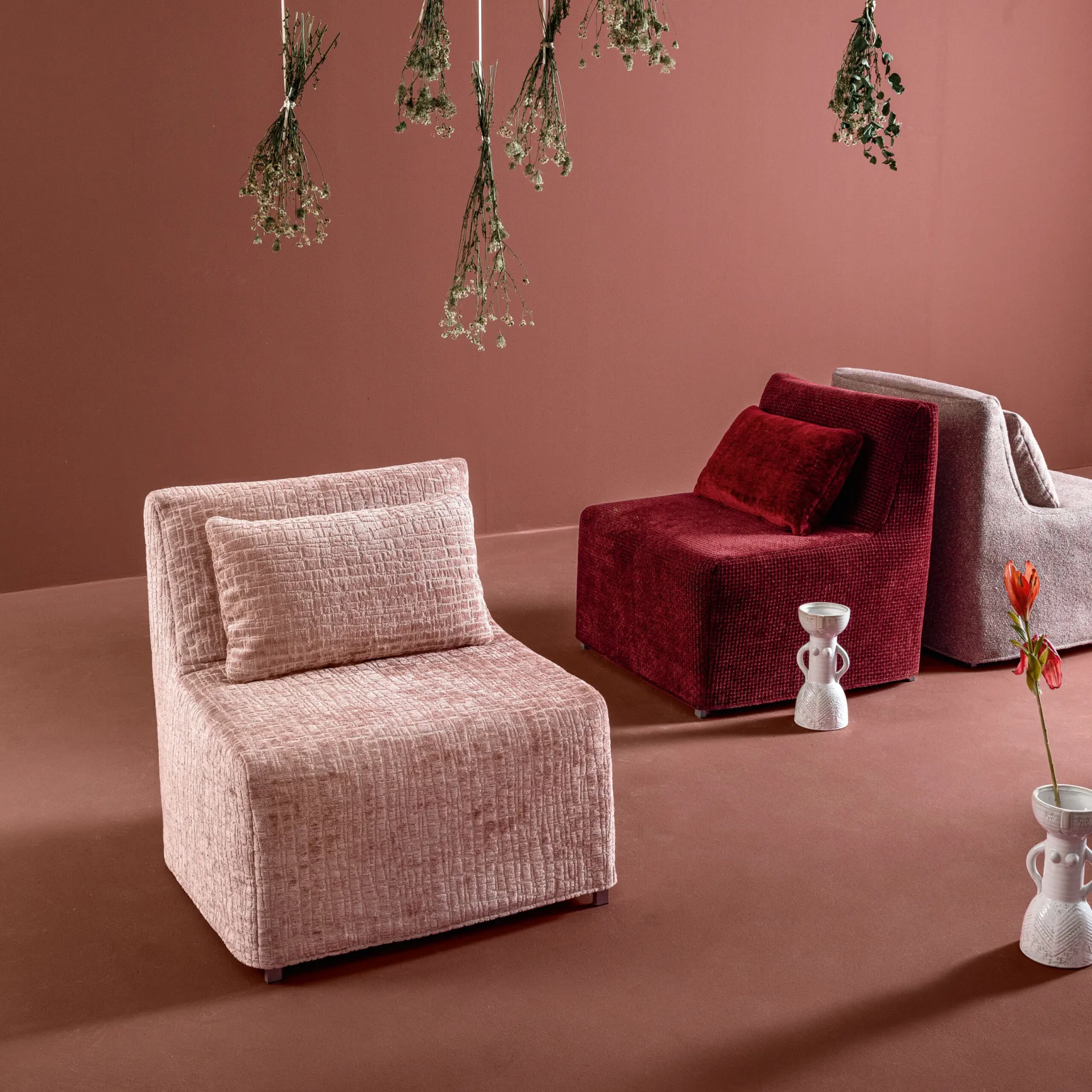 Modulo Nice Samoa rosa con cuscino di schienale, davanti ai moduli rossi