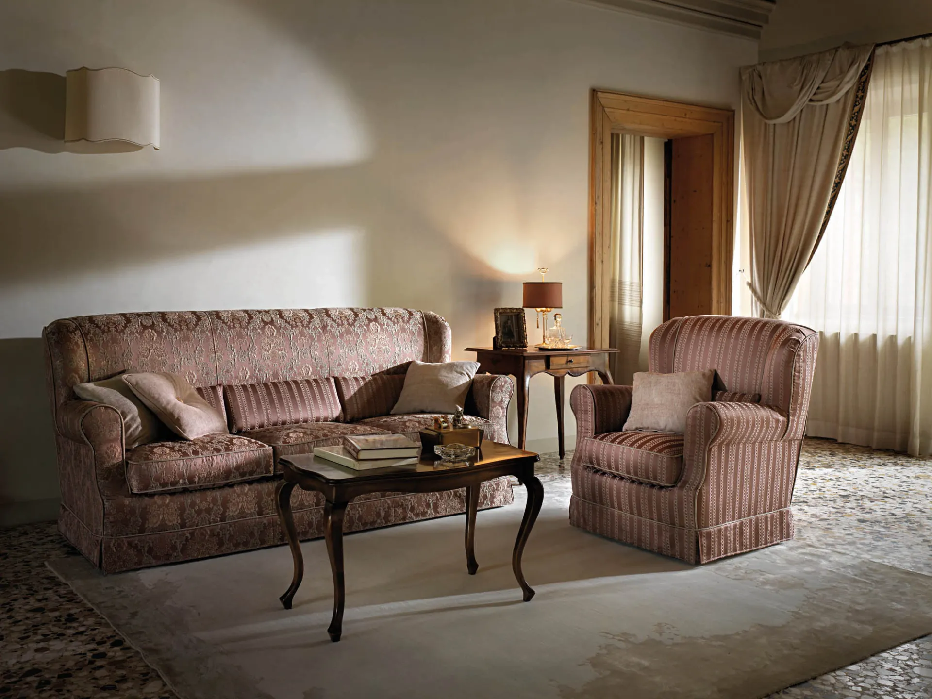 Divano classico Grace Samoa rosa antico damascato con poltrona a righe