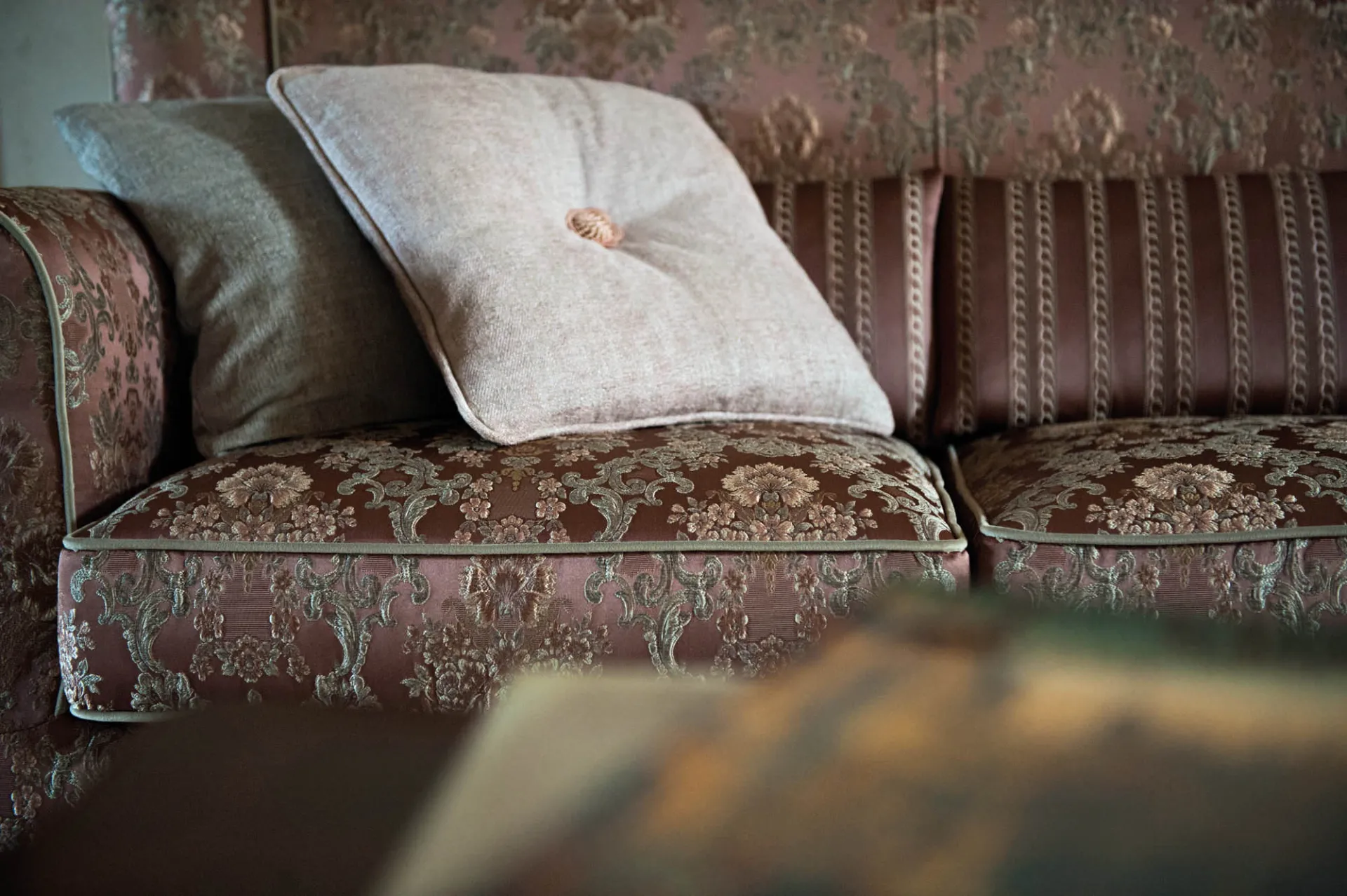 Cuscino con bottone sul divano Grace Samoa in damascato rosa