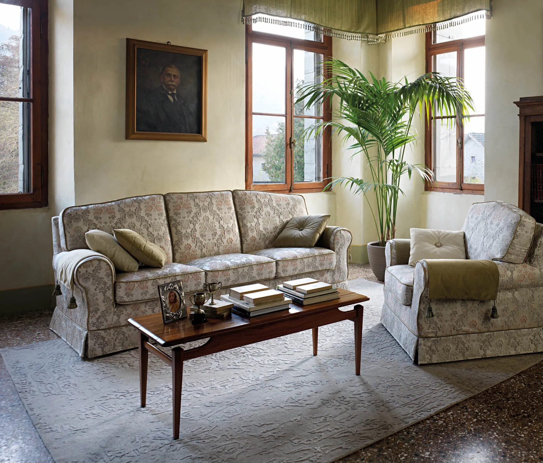Divano Royal Samoa in damascato beige con poltrona e tavolino in legno