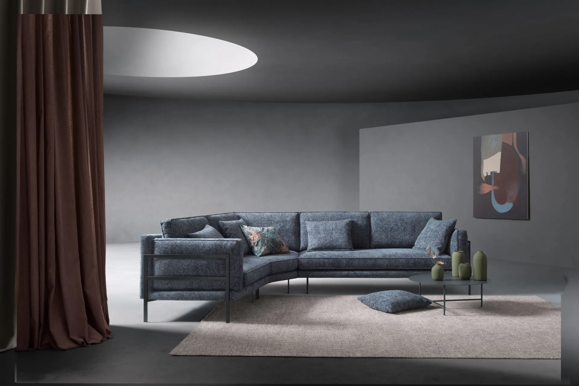 Divano Madison Samoa angolare blu in un ambiente scuro con tenda color vinaccia