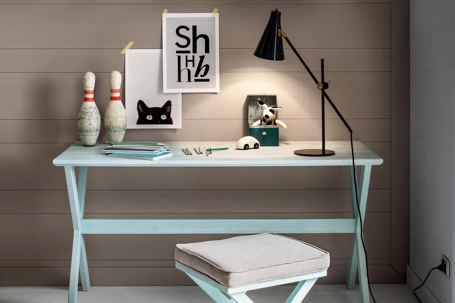 Scrittoio Atlante e sgabello Elettra in anice talcato davanti alla boiserie, cameretta Slim Callesella