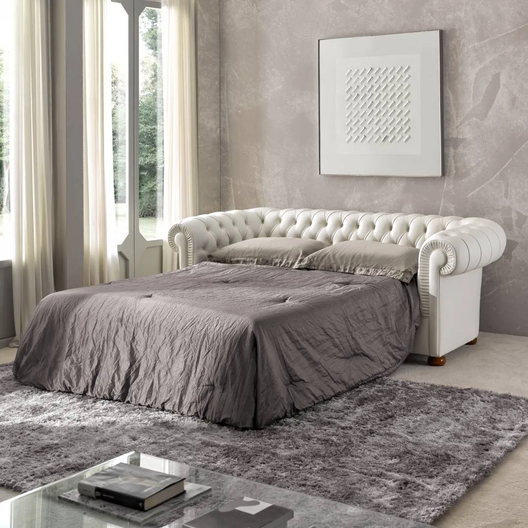 Chesterfield Tosato 53.09 aperto a letto, con il materasso disteso sul tappeto grigio
