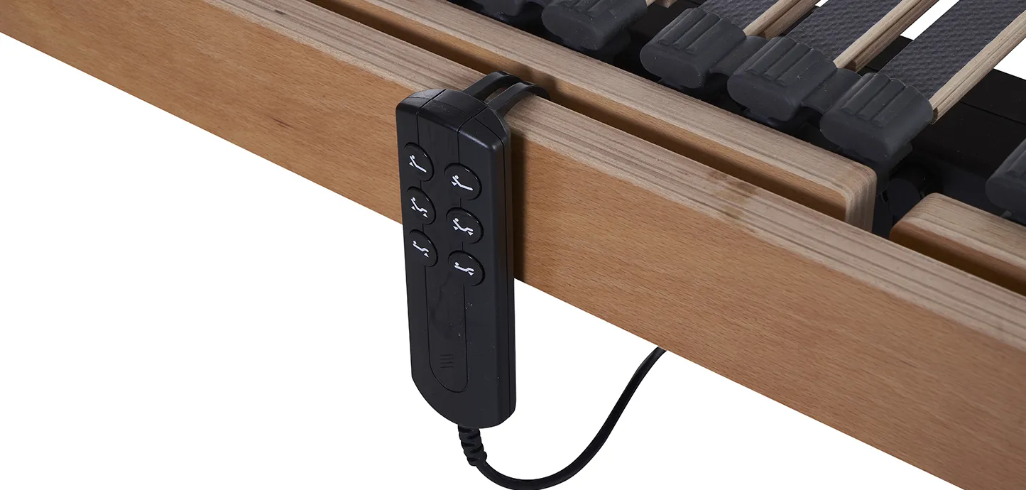Telecomando della rete Ergo Tris Elettrica Magniflex agganciato al fianco in faggio