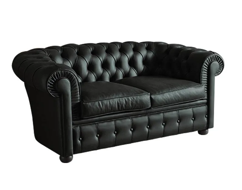 Divano Chesterfield due posti Tosato 53.05 in pelle nera capitonné su fondo bianco