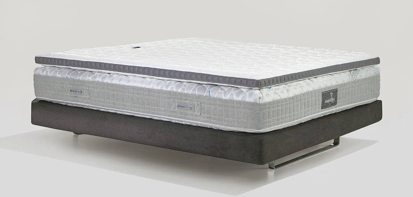 Topper Classico Plus Soft Magniflex con fascia grigia steso su un materasso